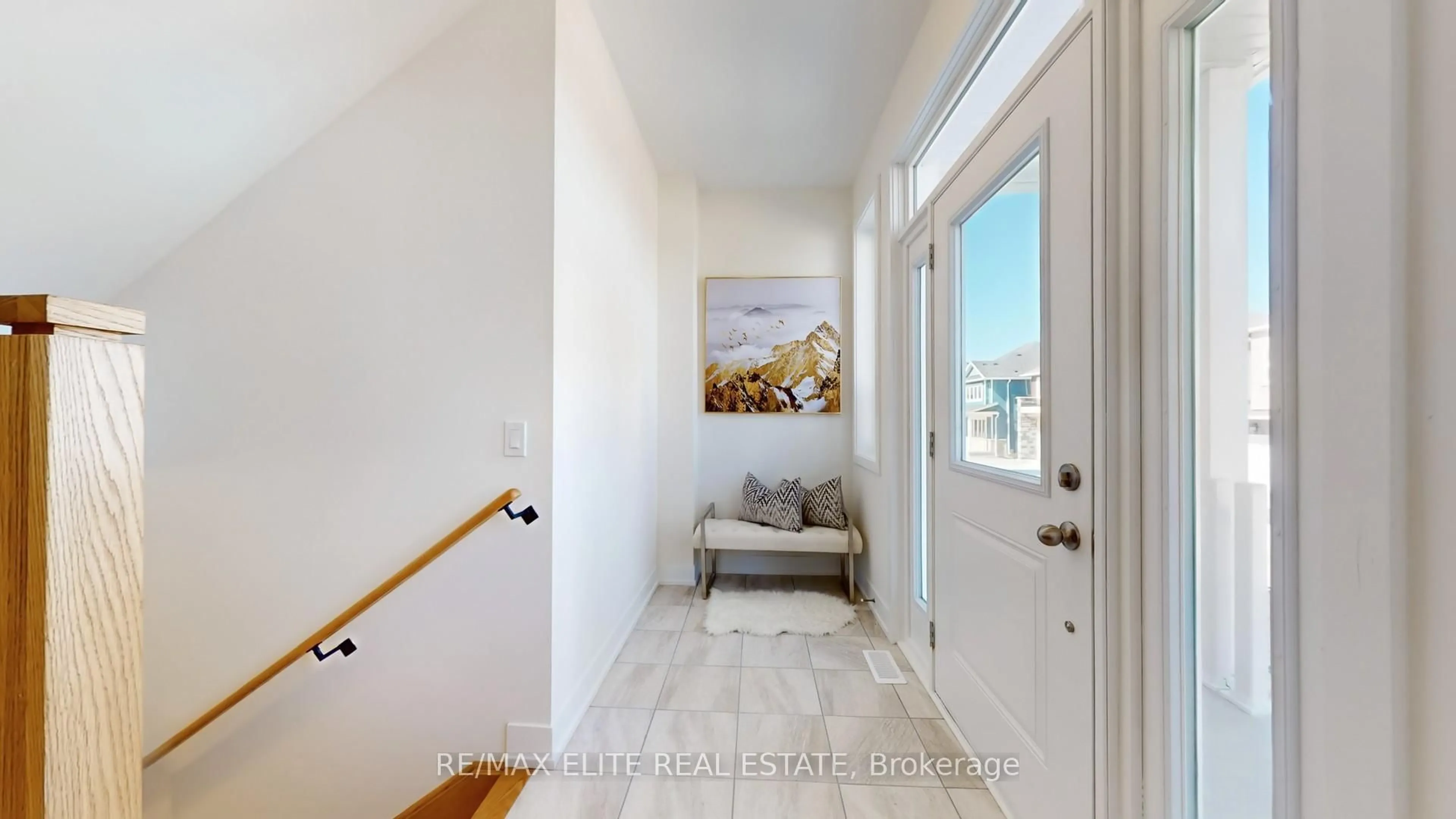 Indoor entryway for lot 16 Hampton Lane, Barrie Ontario L4N 0J6