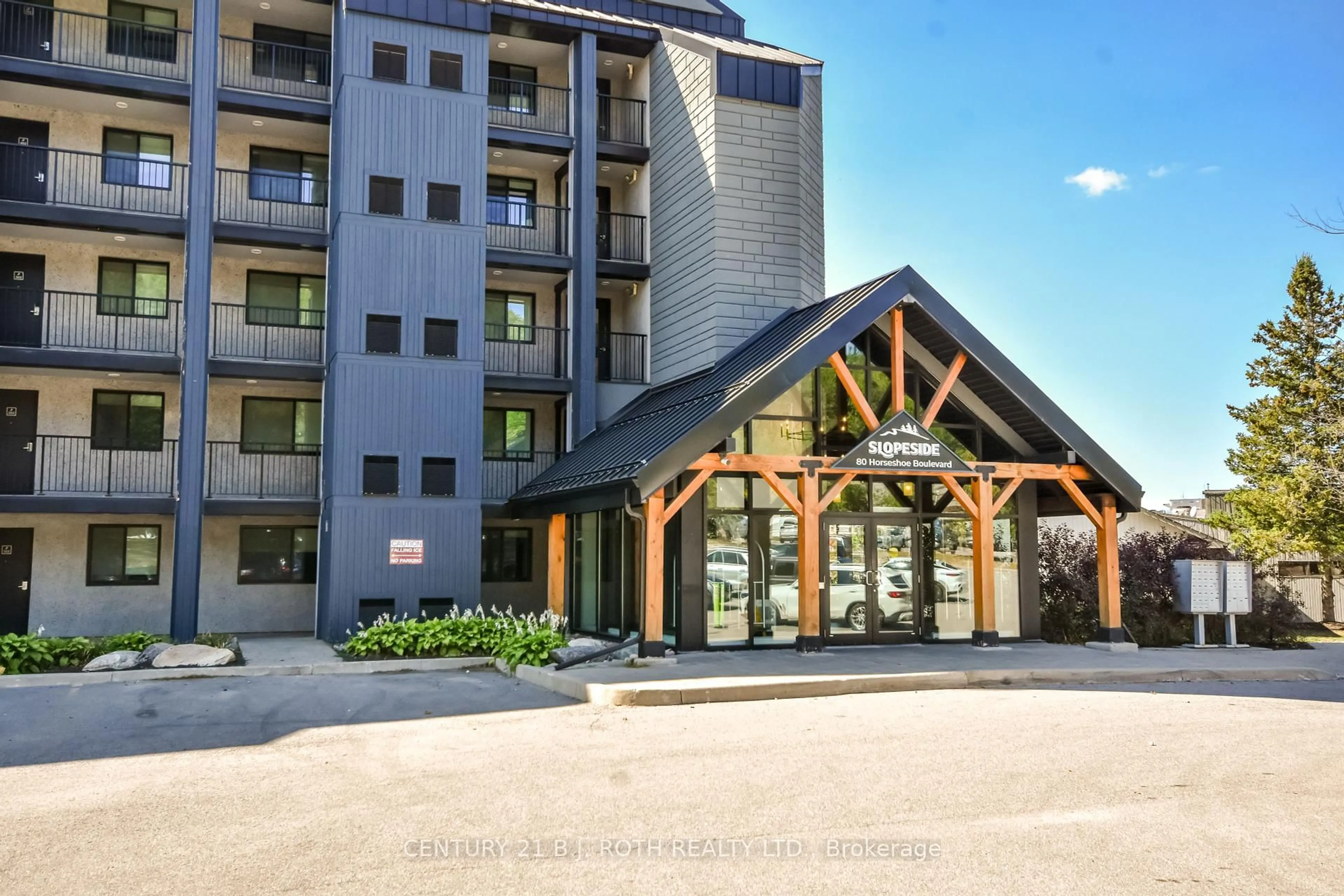 Indoor foyer for 80 Horseshoe Blvd #406, Oro-Medonte Ontario L4M 4Y8