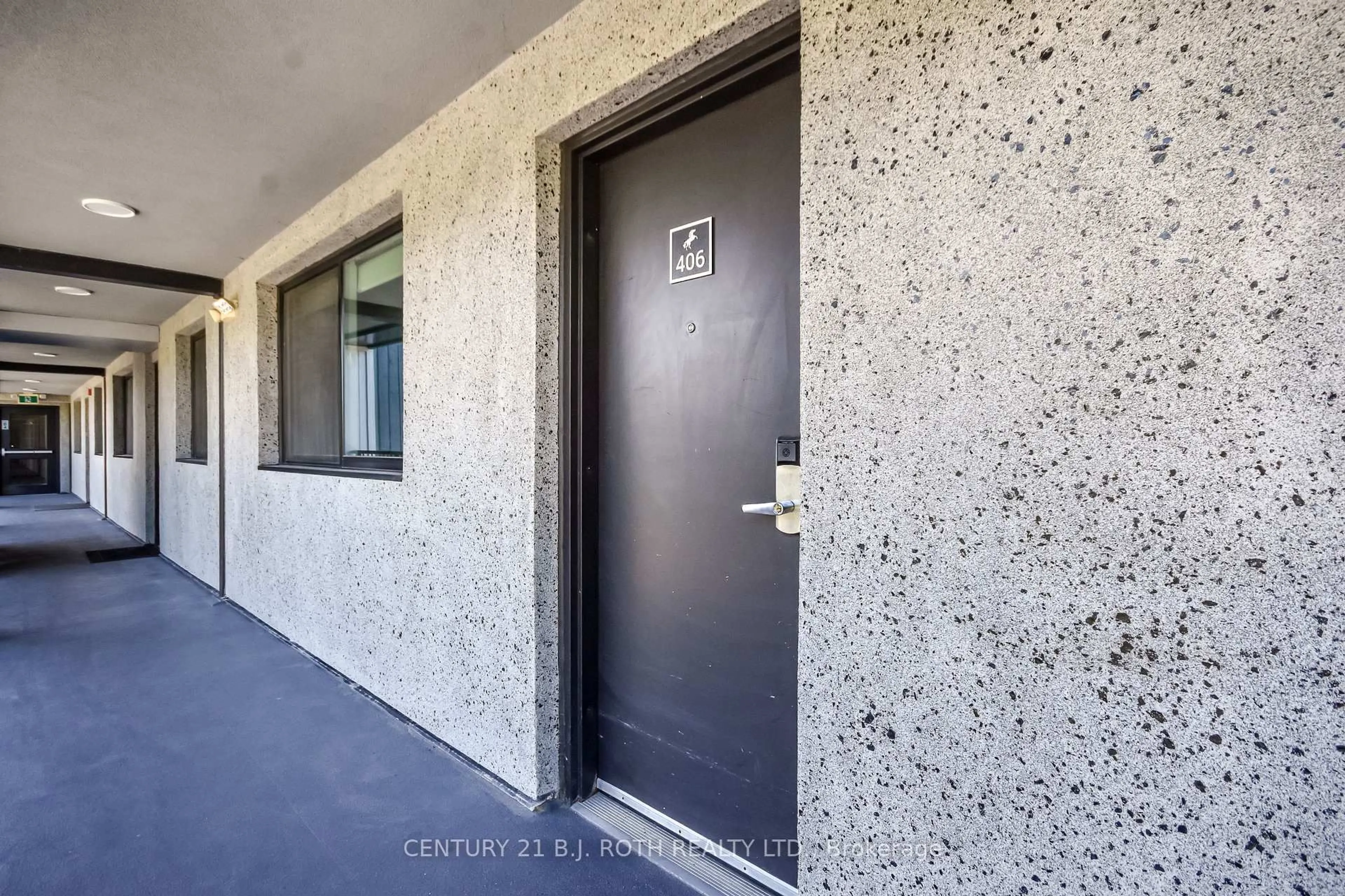 Indoor entryway for 80 Horseshoe Blvd #406, Oro-Medonte Ontario L4M 4Y8