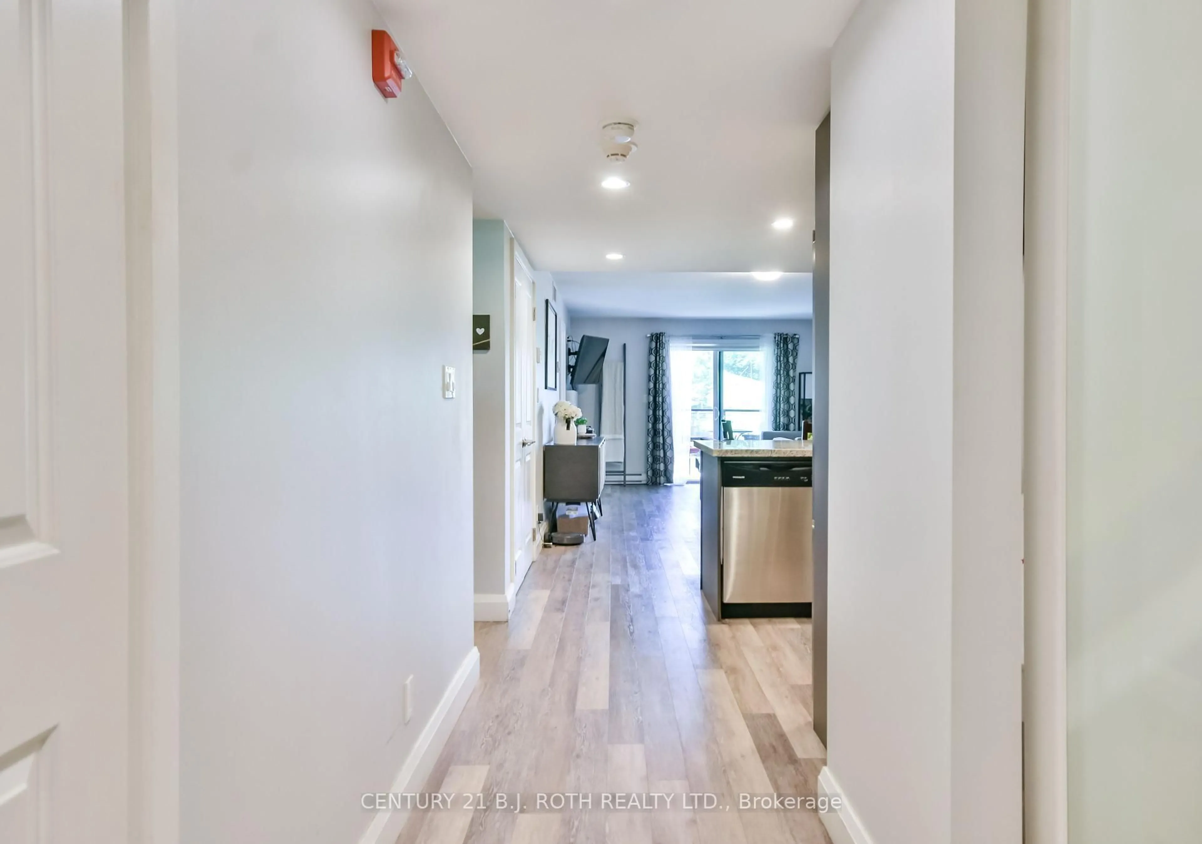 Indoor entryway for 80 Horseshoe Blvd #406, Oro-Medonte Ontario L4M 4Y8