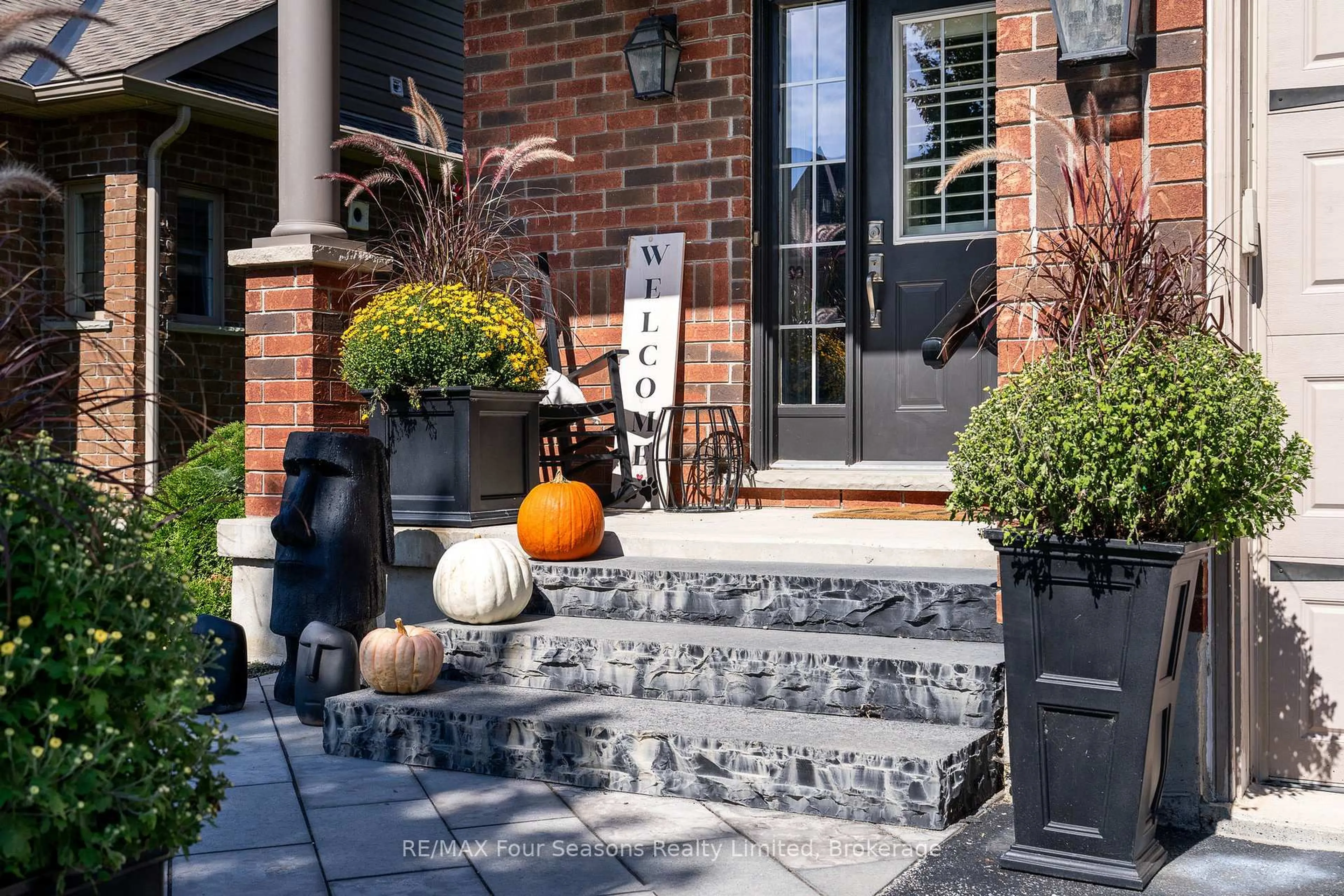 Patio, street for 37 Chamberlain Cres, Collingwood Ontario L9Y 0C9