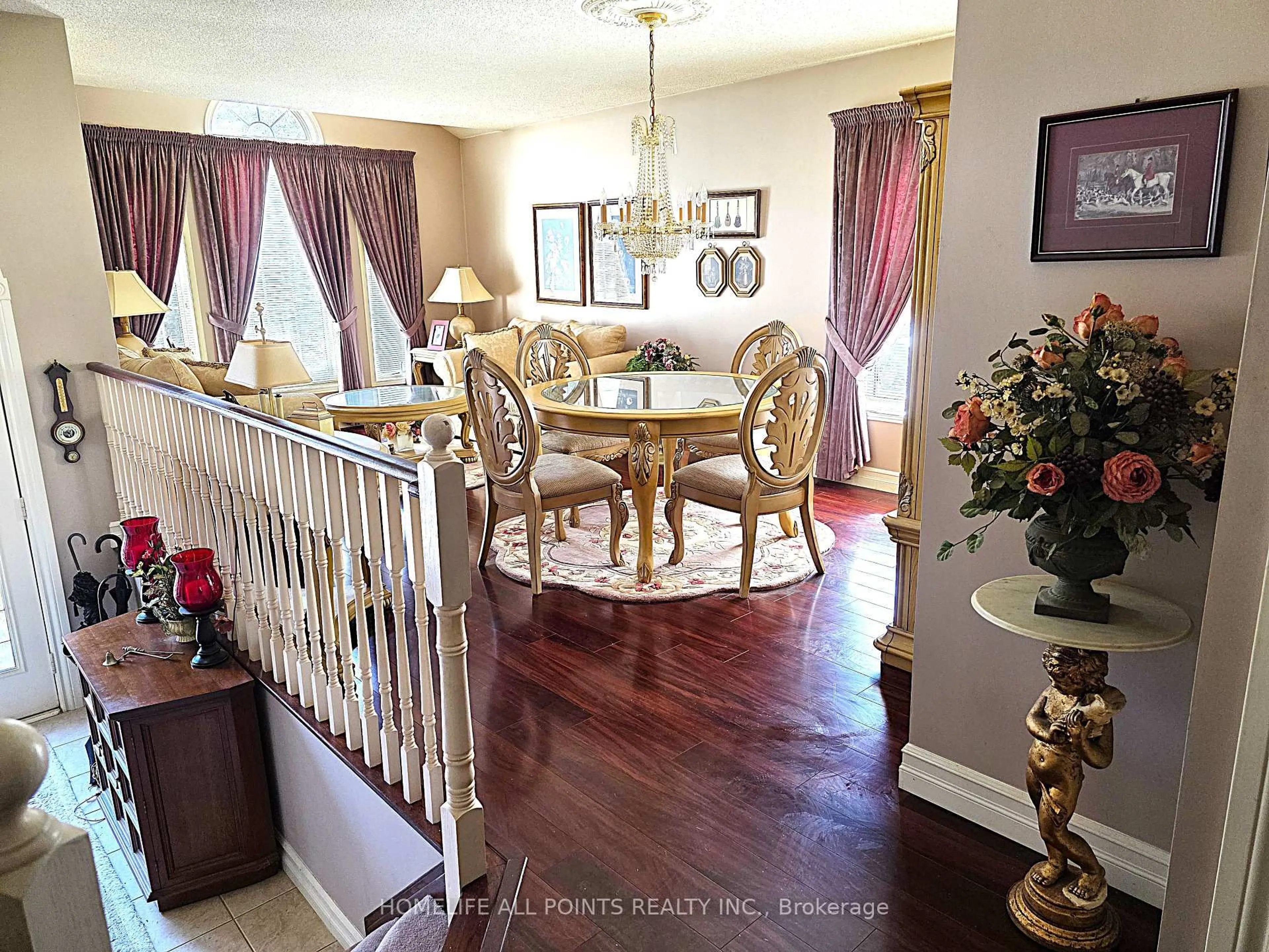 Dining room, wood/laminate floor for 28 Cranberry Hts, Wasaga Beach Ontario L9Z 1M9