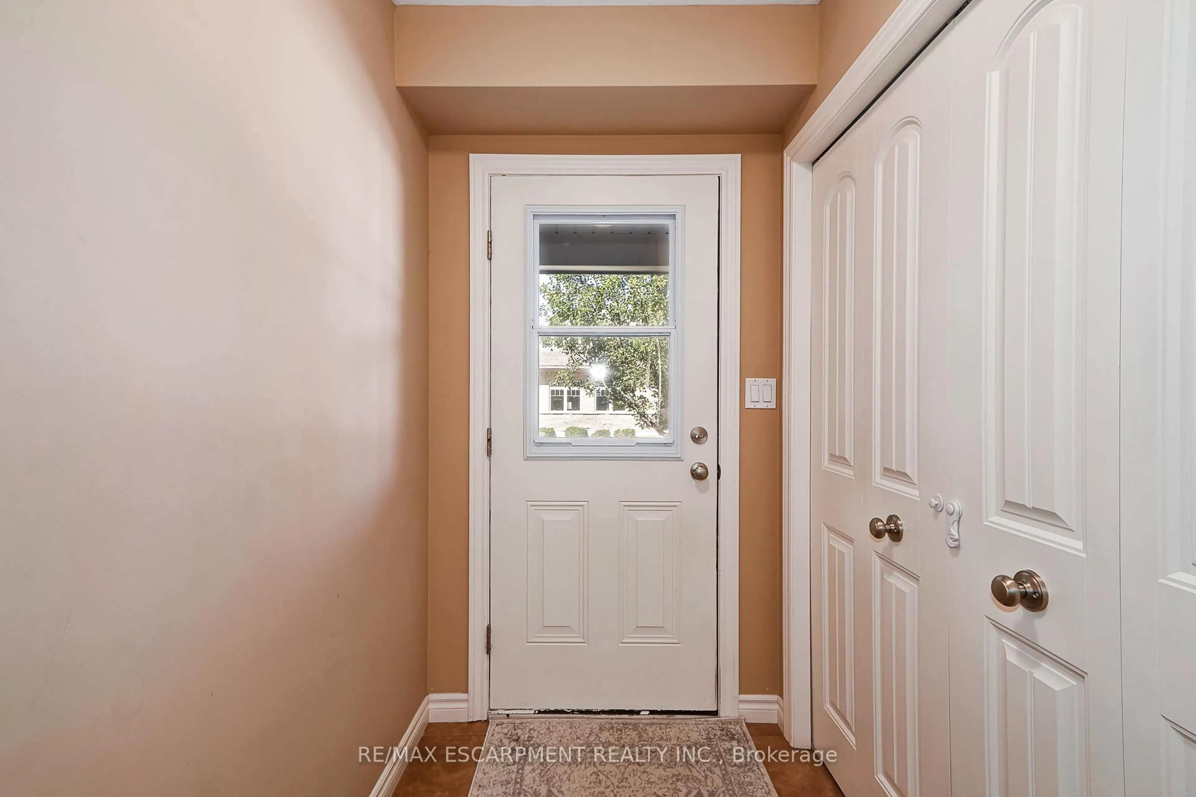Indoor entryway for 72 SILVER GLEN Blvd, Collingwood Ontario L9Y 0G9