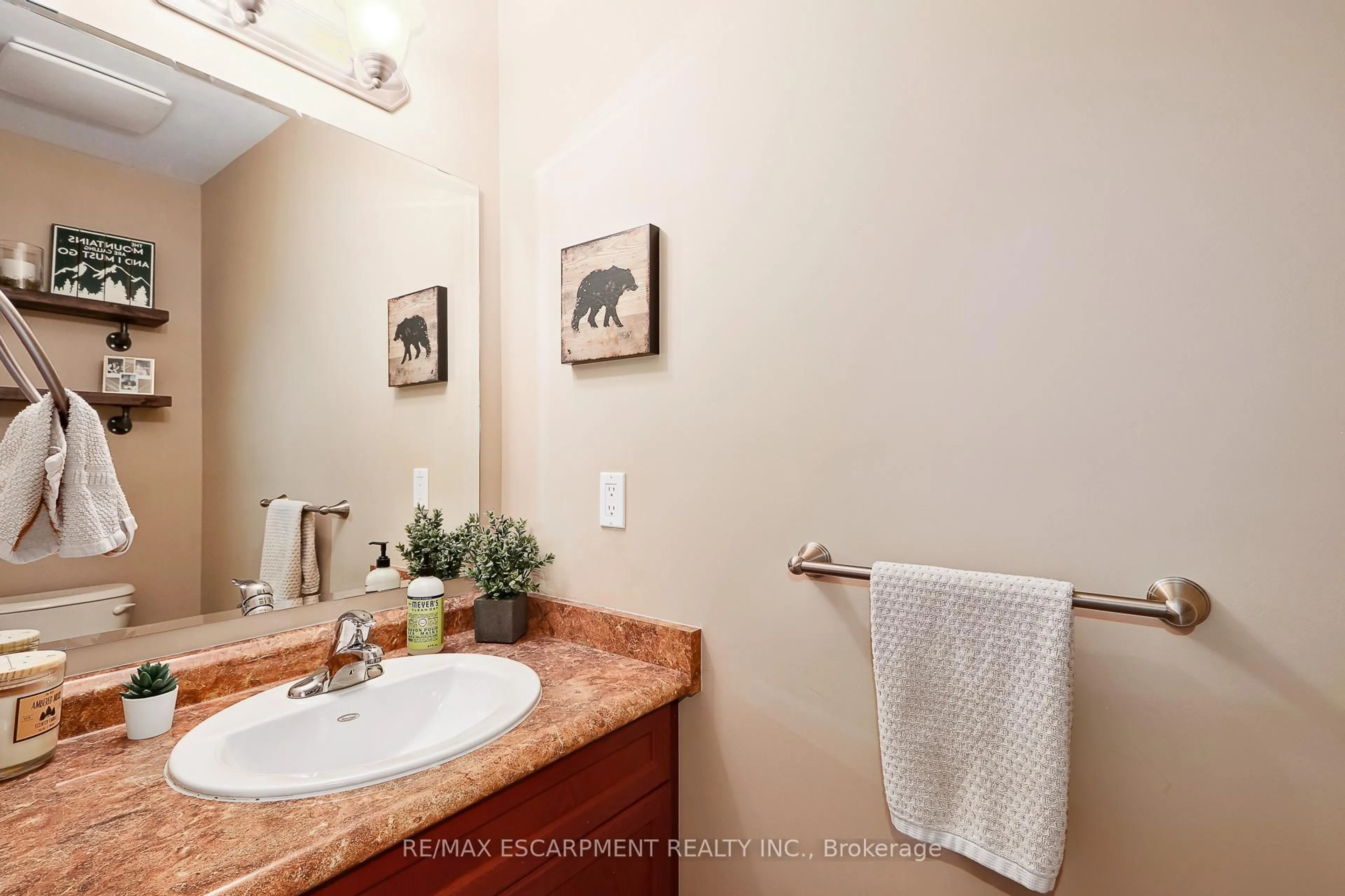 Standard bathroom, ceramic/tile floor for 72 SILVER GLEN Blvd, Collingwood Ontario L9Y 0G9