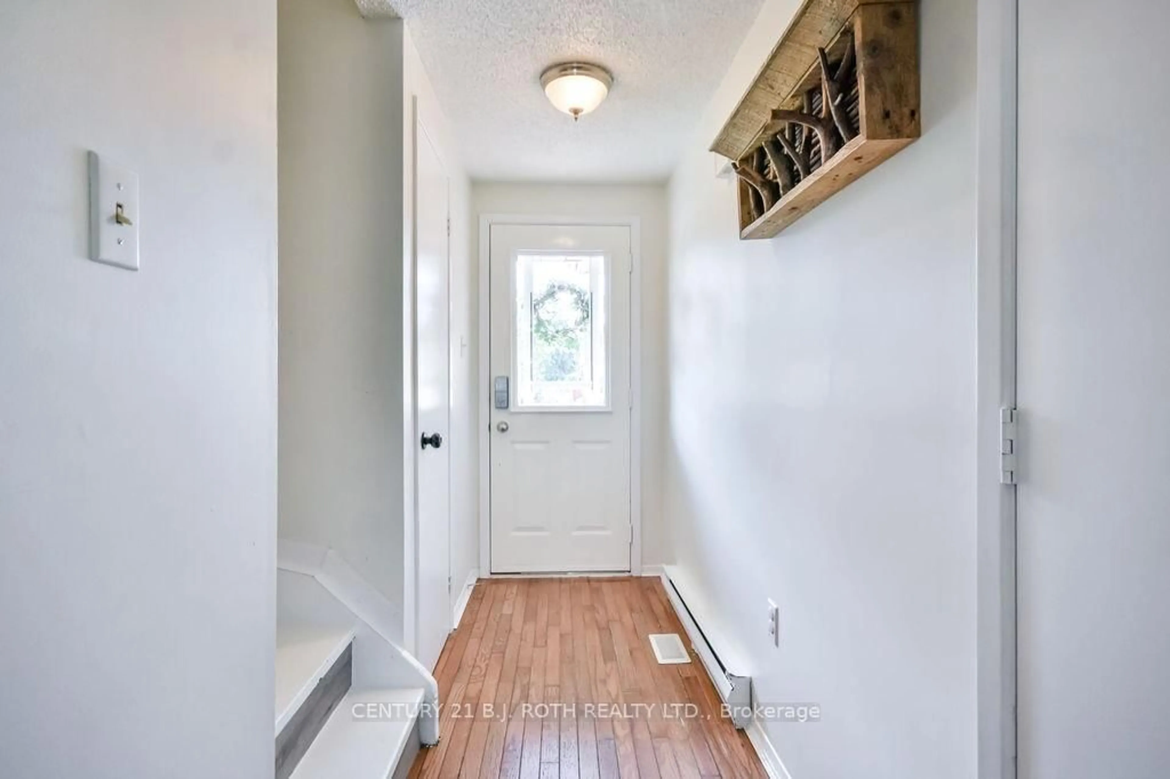 Indoor entryway for 60 Corbett Dr, Barrie Ontario L4M 5V2