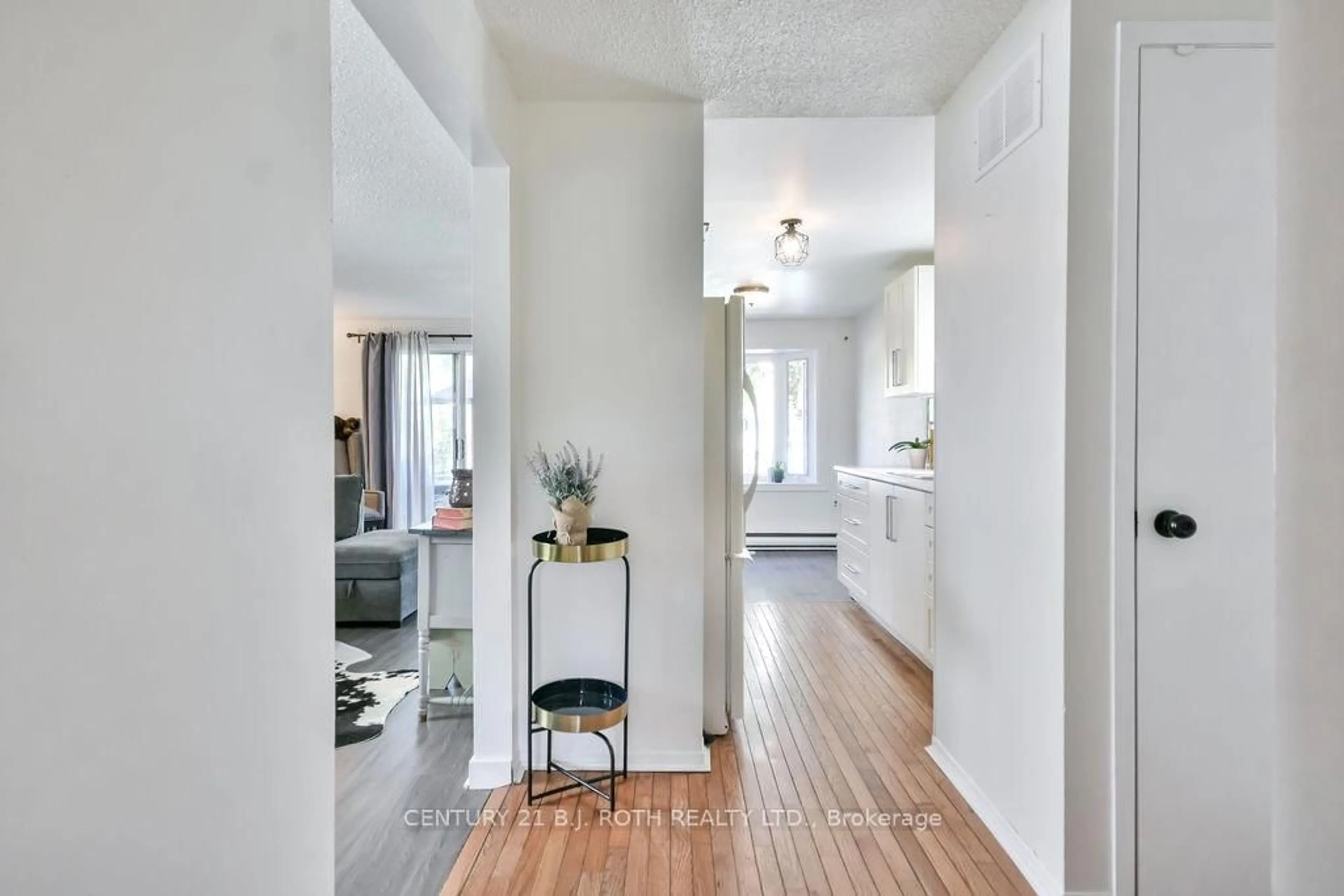 Indoor entryway for 60 Corbett Dr, Barrie Ontario L4M 5V2