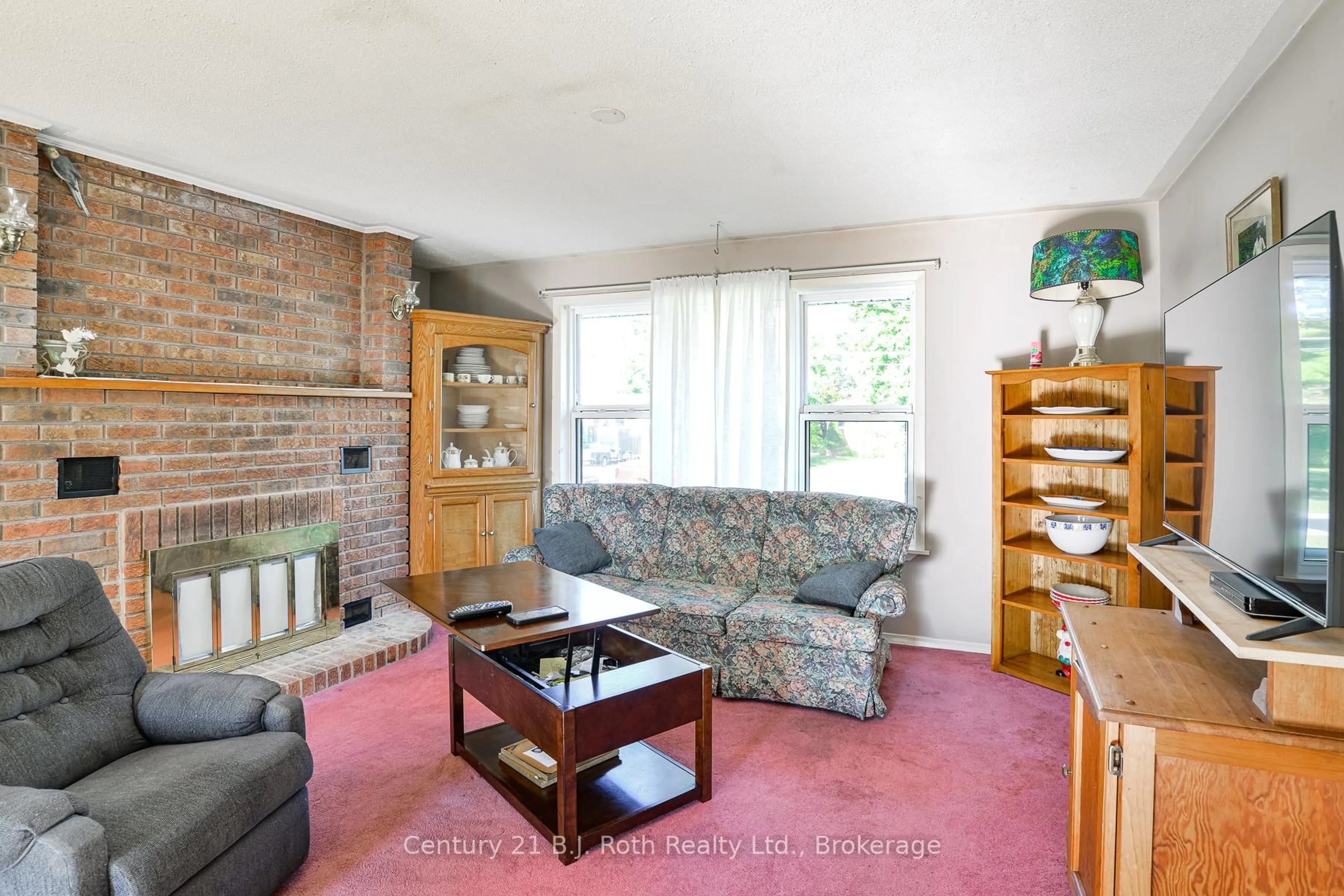 Living room with furniture, unknown for 3 Vine St, Oro-Medonte Ontario L3V 0J9