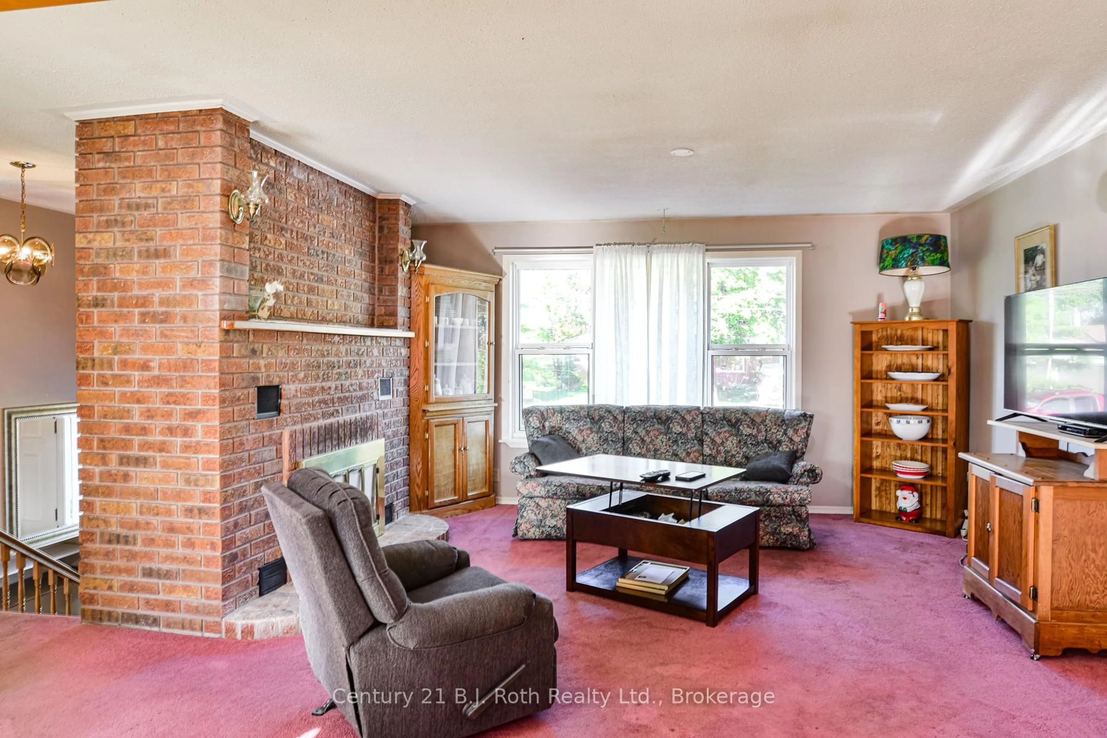 Living room with furniture, unknown for 3 Vine St, Oro-Medonte Ontario L3V 0J9