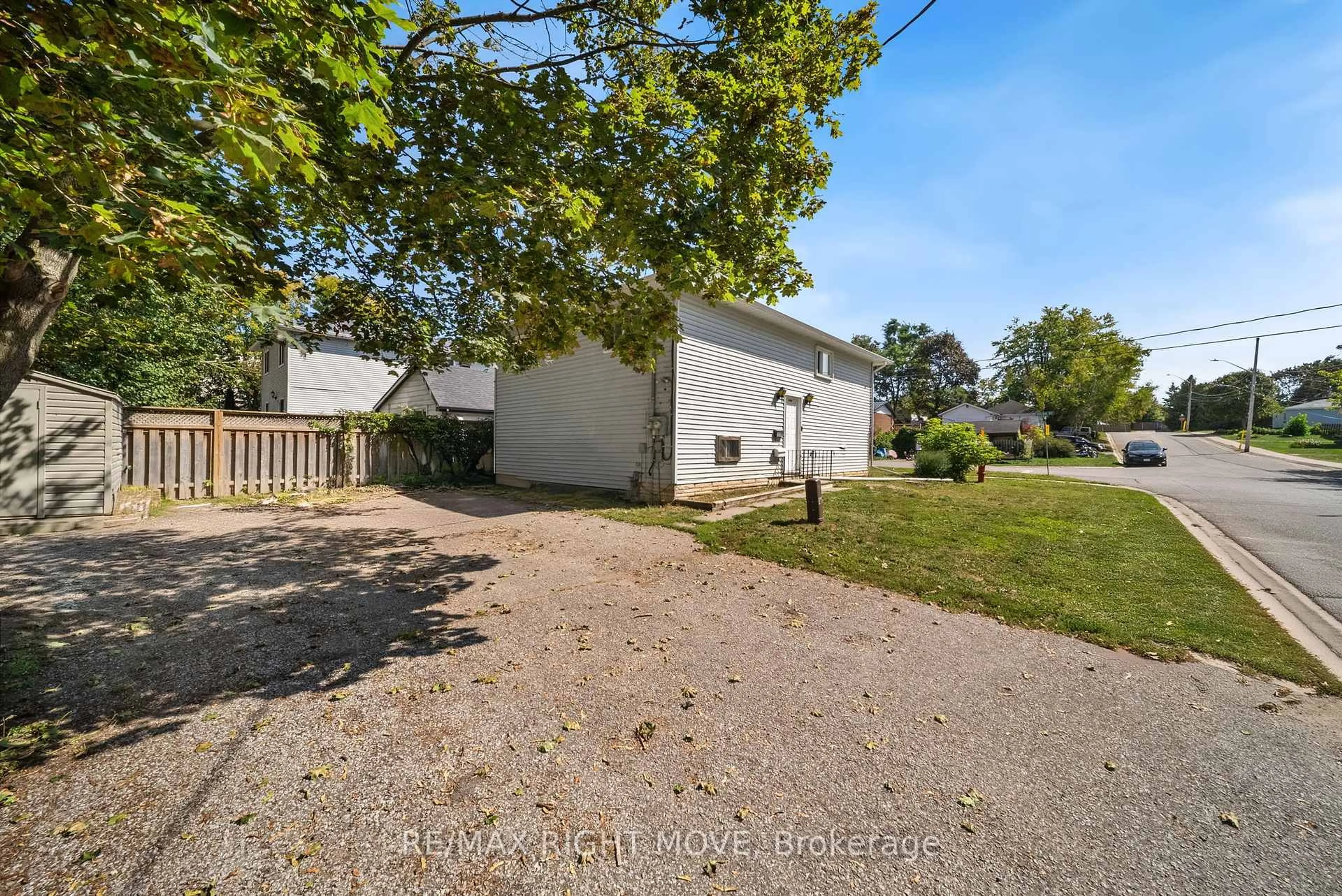 A pic from outside/outdoor area/front of a property/back of a property/a pic from drone, street for 218 Hilda St, Orillia Ontario L3V 1J1