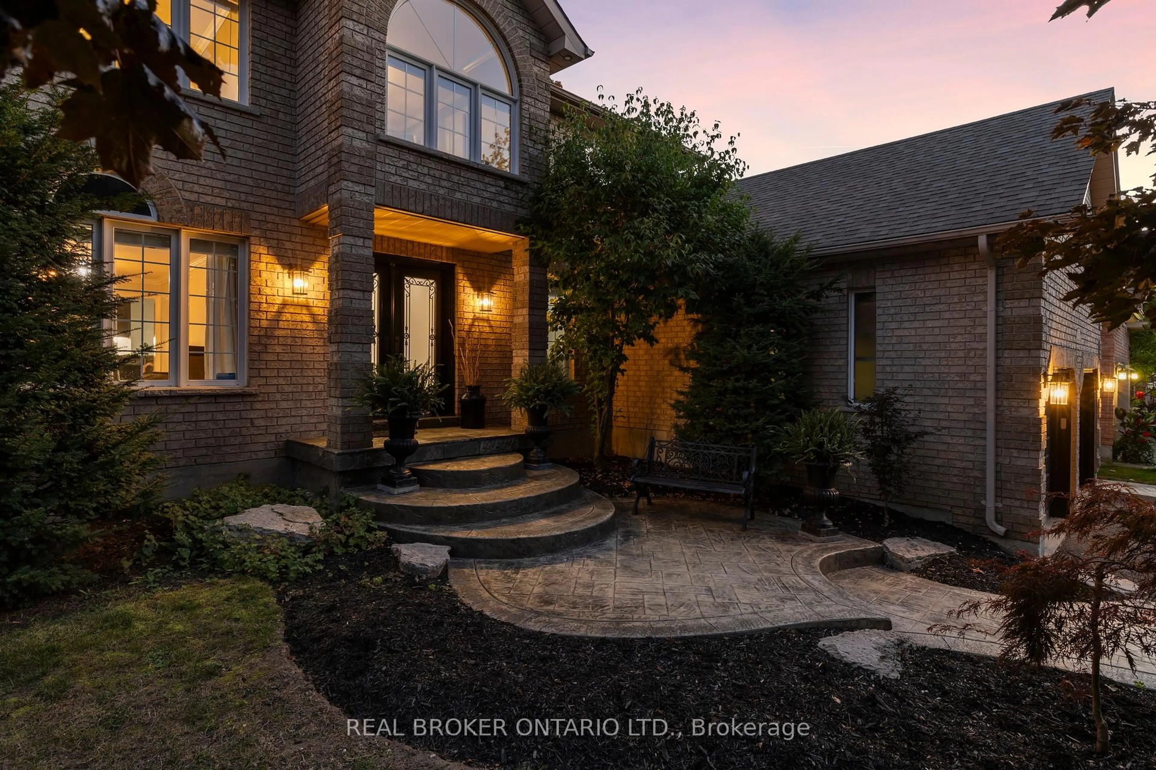 Indoor entryway for 43 Crimson Ridge Rd, Barrie Ontario L4N 9S1