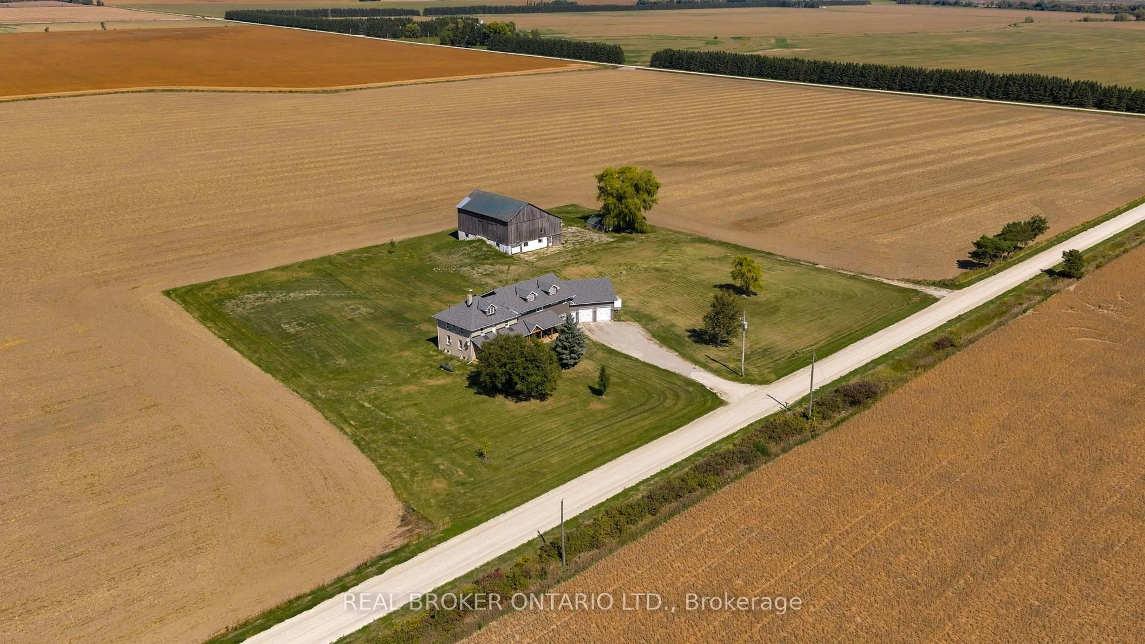 A pic from outside/outdoor area/front of a property/back of a property/a pic from drone, building for 4542 6 SUNNIDALE Concession, Clearview Ontario L0M 1S0
