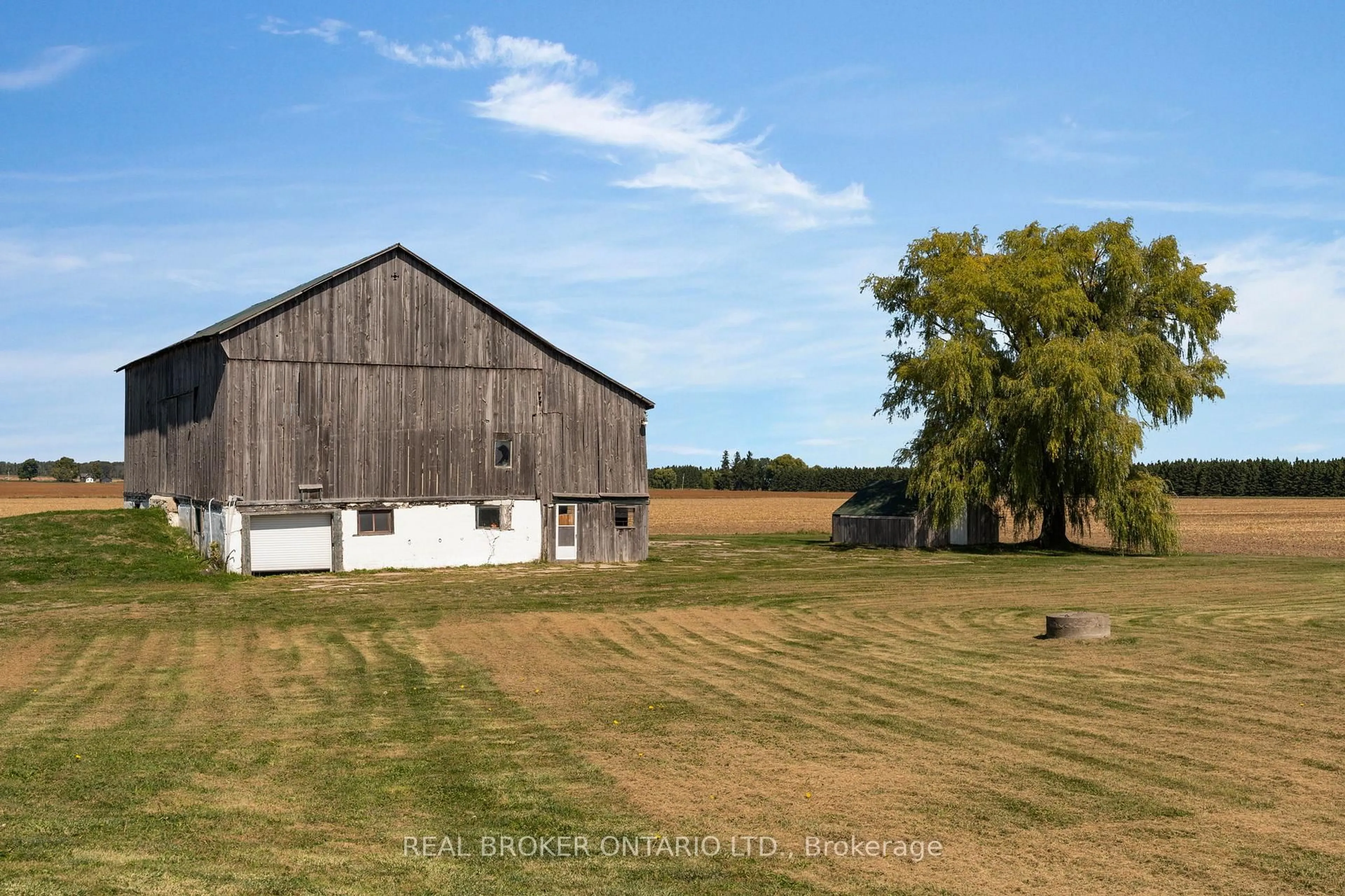 A pic from outside/outdoor area/front of a property/back of a property/a pic from drone, building for 4542 6 SUNNIDALE Concession, Clearview Ontario L0M 1S0