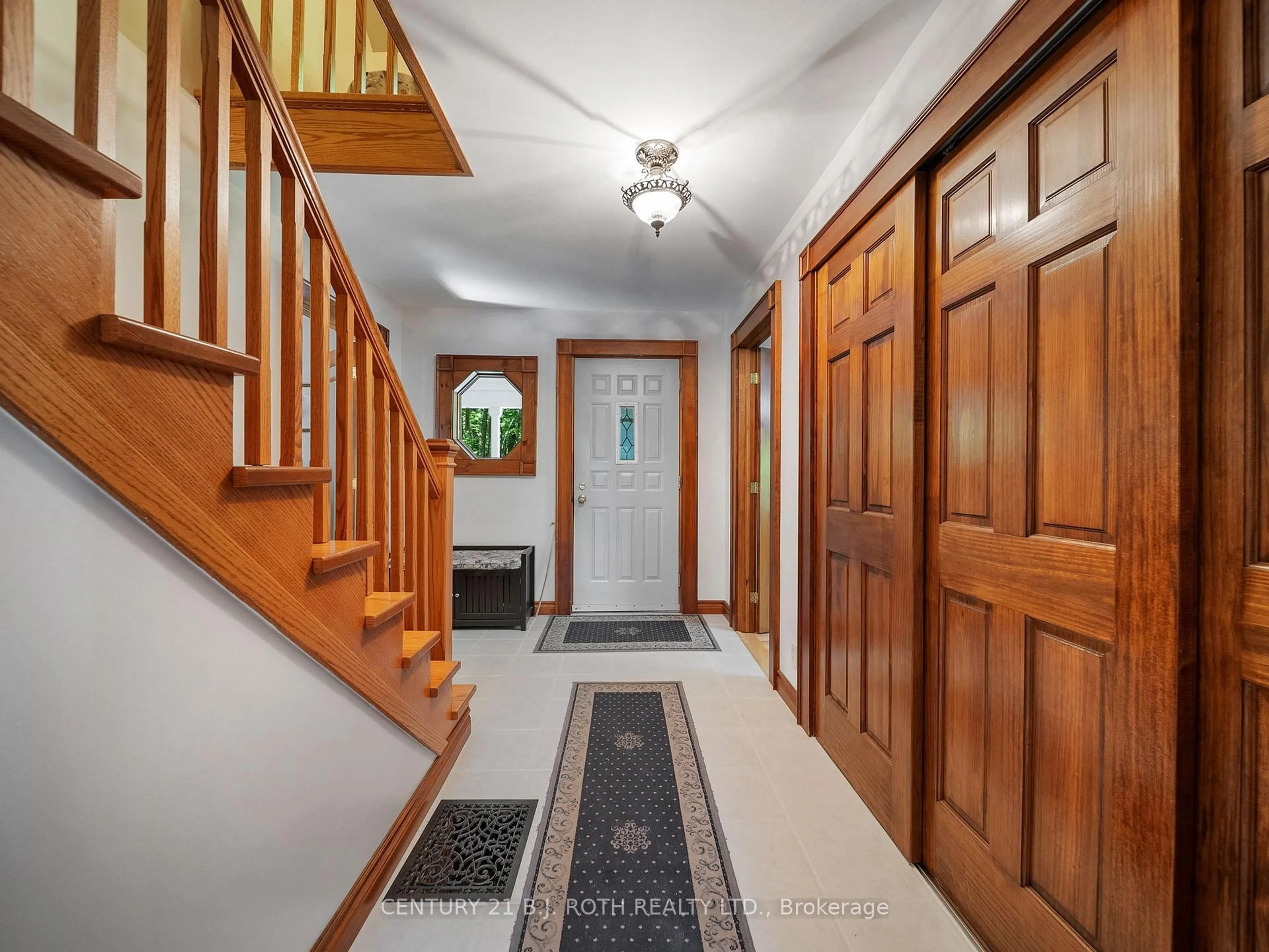 Indoor foyer for 2819 New Brailey Line, Severn Ontario L3V 8C2