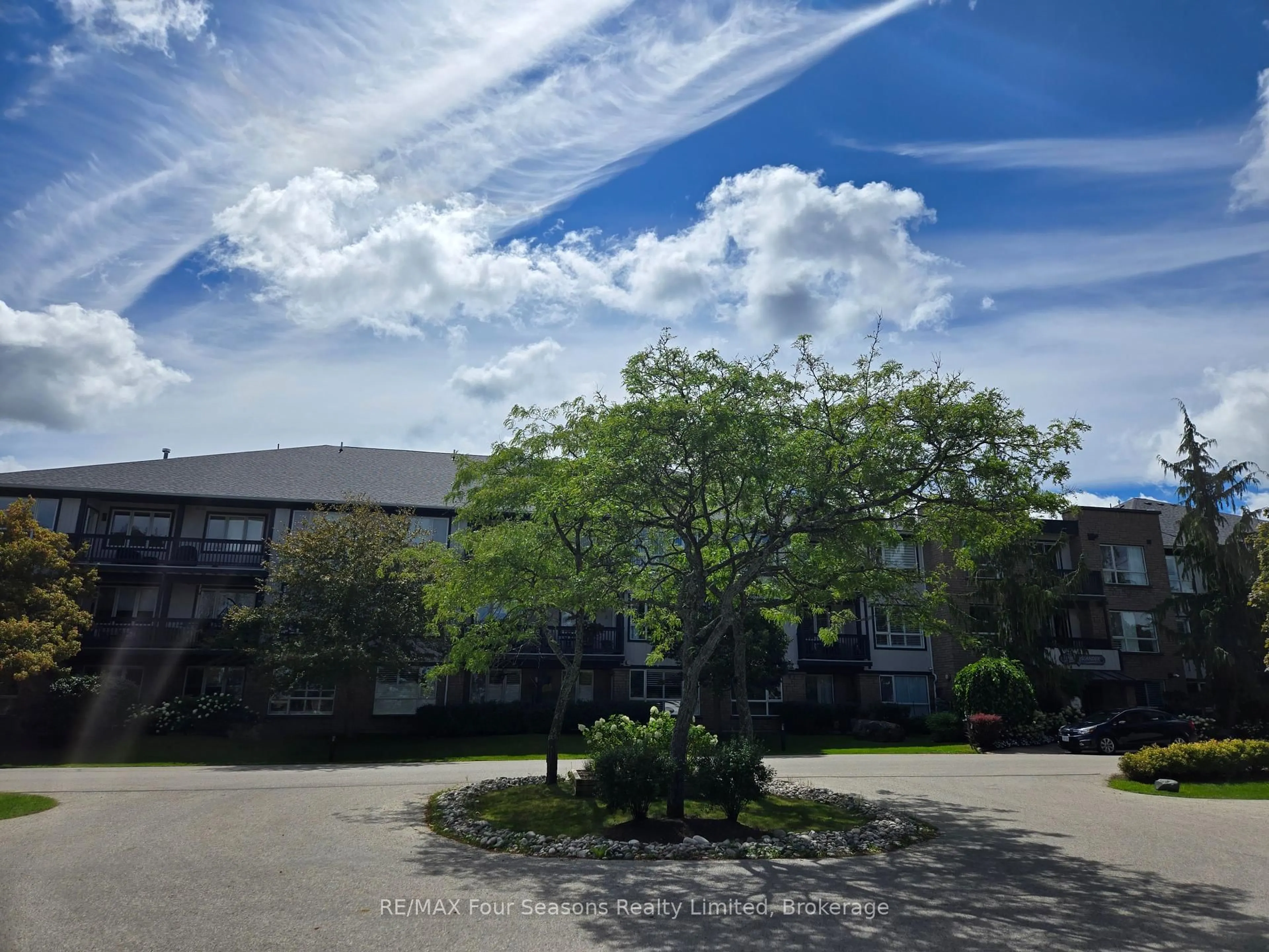 A pic from outside/outdoor area/front of a property/back of a property/a pic from drone, unknown for 750 Johnston Park Ave #3005, Collingwood Ontario L9Y 5C7
