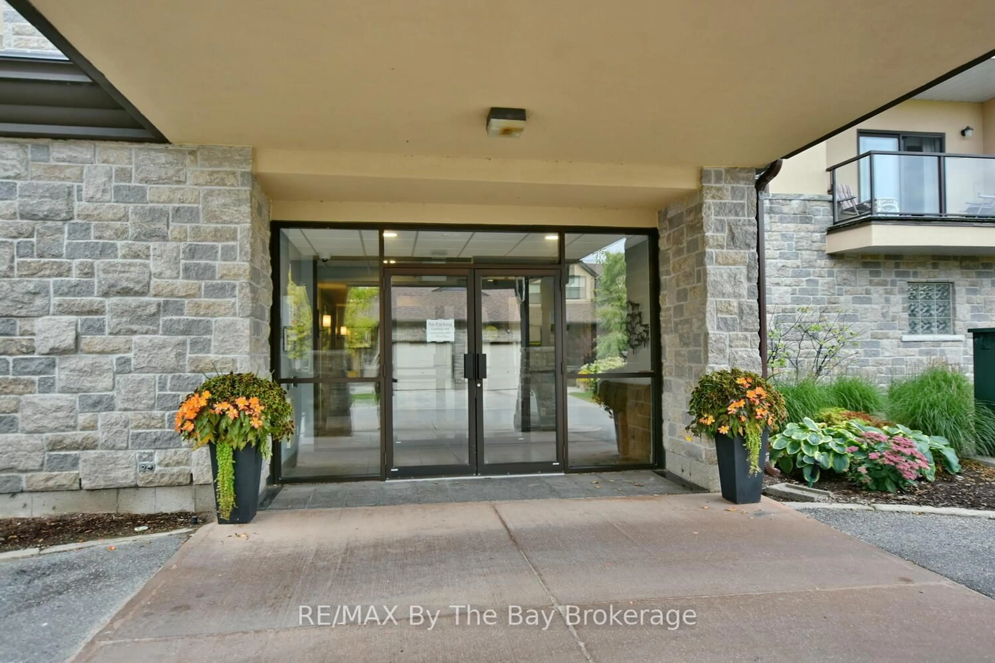 Indoor foyer for 91 Raglan St #409, Collingwood Ontario L9Y 0B2