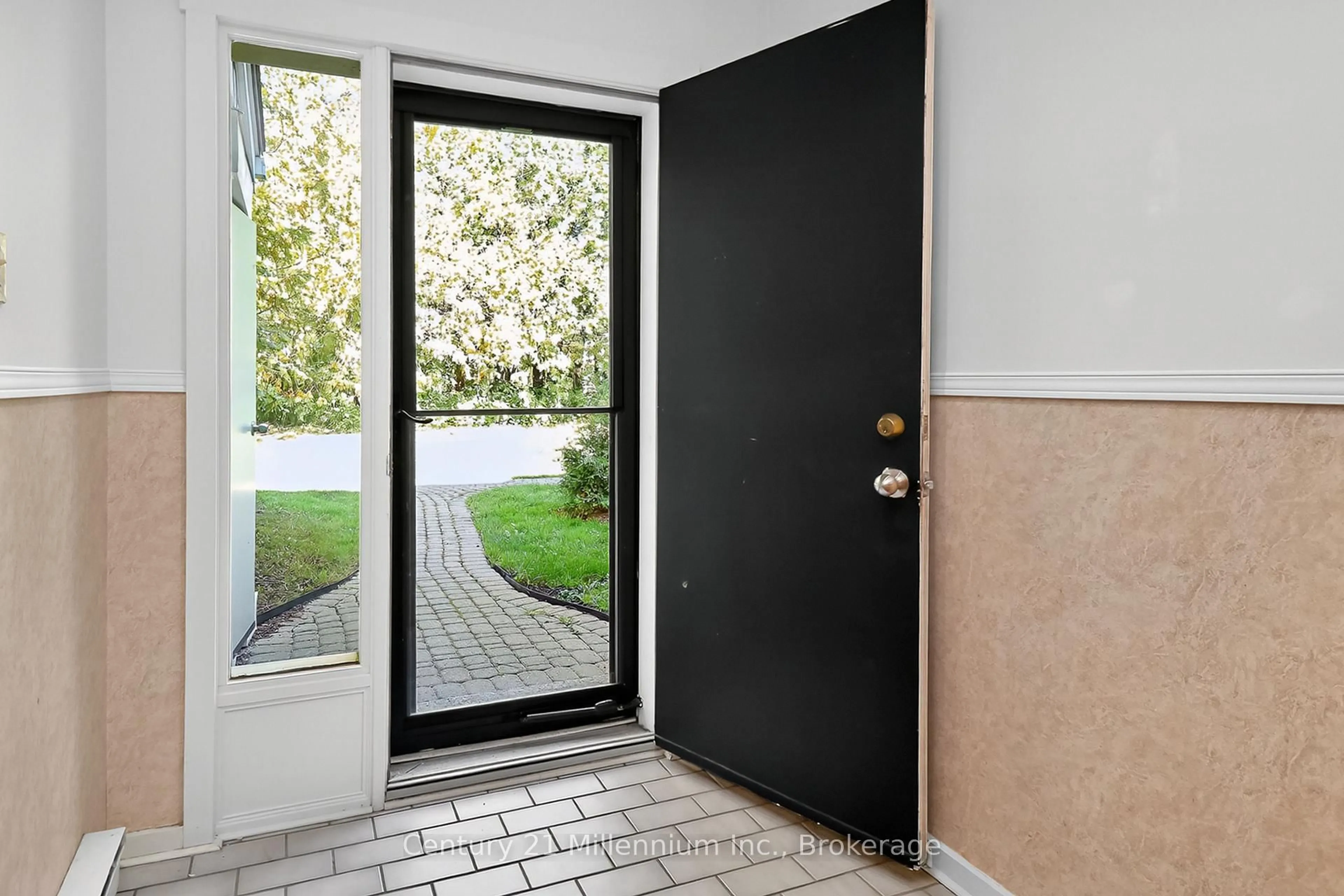 Indoor entryway for 524 Oxbow Cres, Collingwood Ontario L9Y 5B4