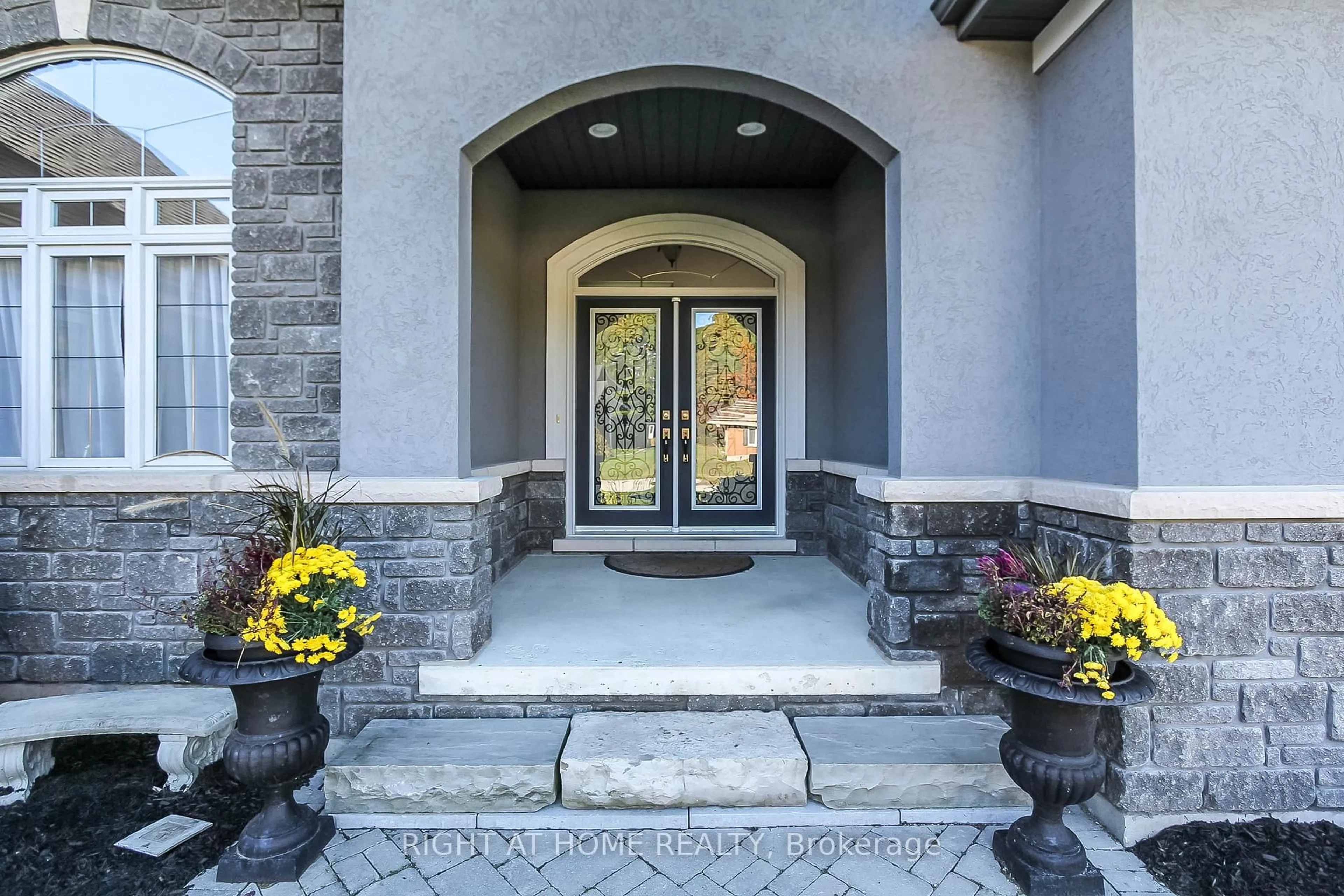 Indoor entryway for 16 Deanna Dr, Wasaga Beach Ontario L9Z 1J5