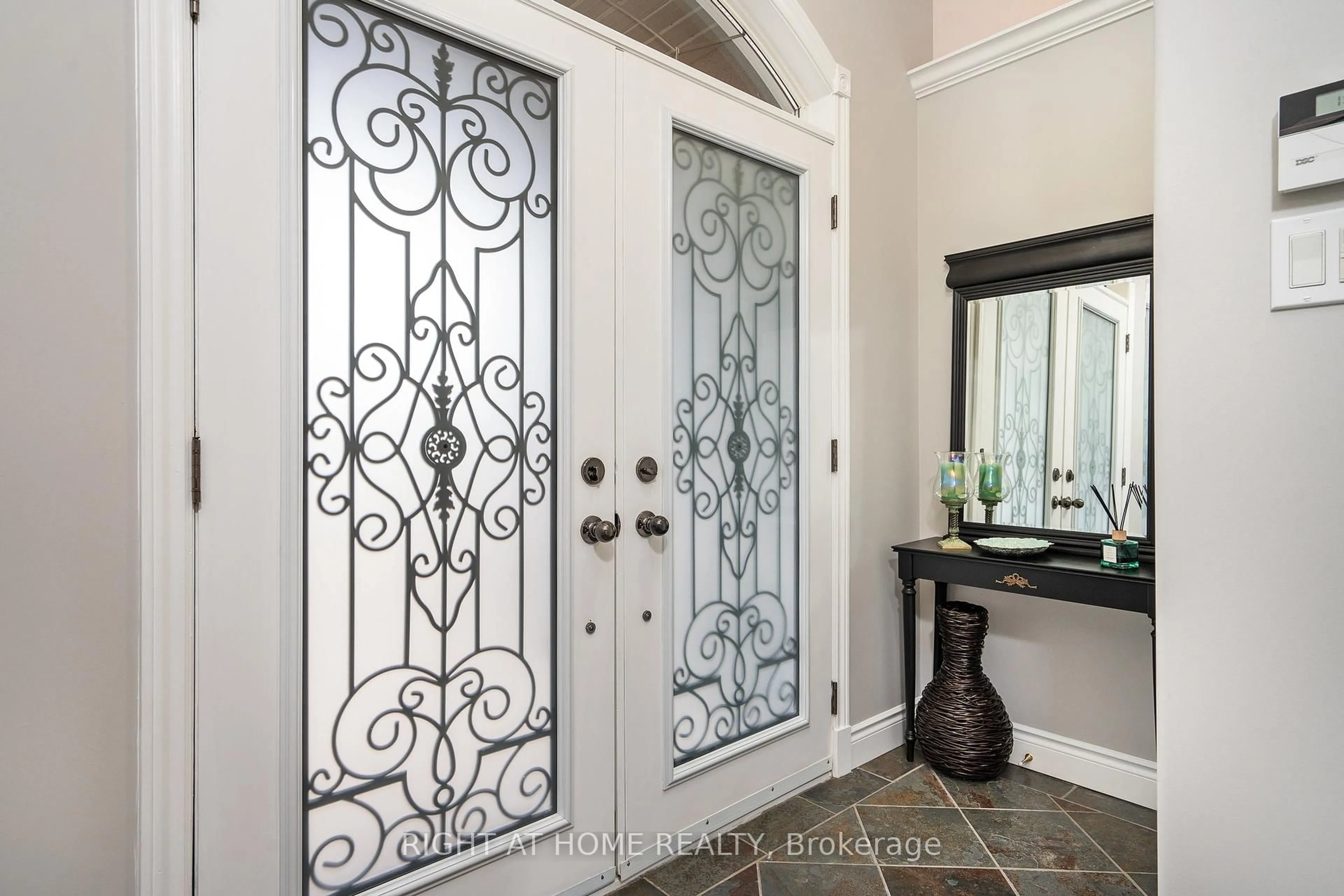 Indoor entryway for 16 Deanna Dr, Wasaga Beach Ontario L9Z 1J5