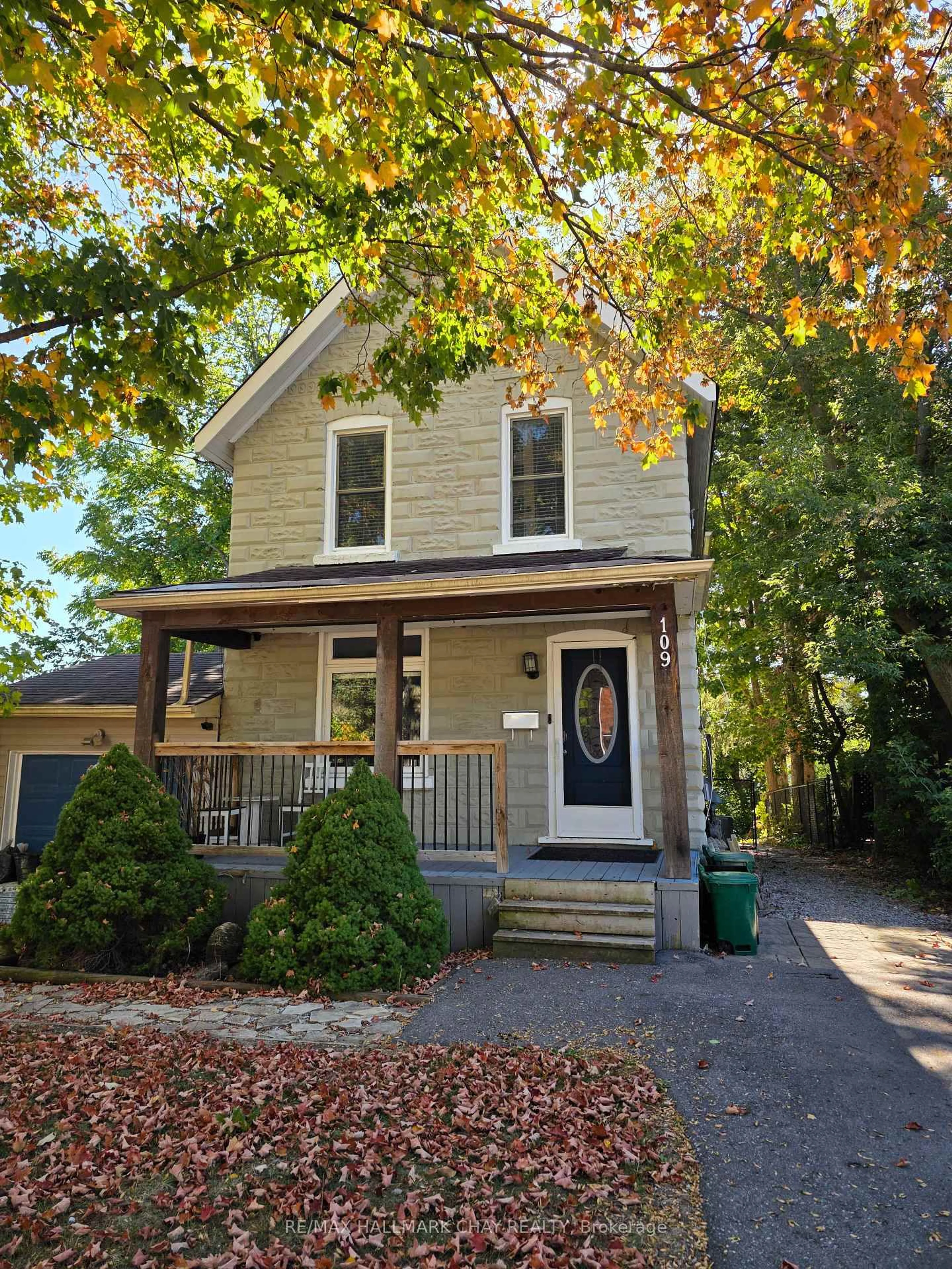 Home with vinyl exterior material, street for 109 Borland St, Orillia Ontario L3V 2B8