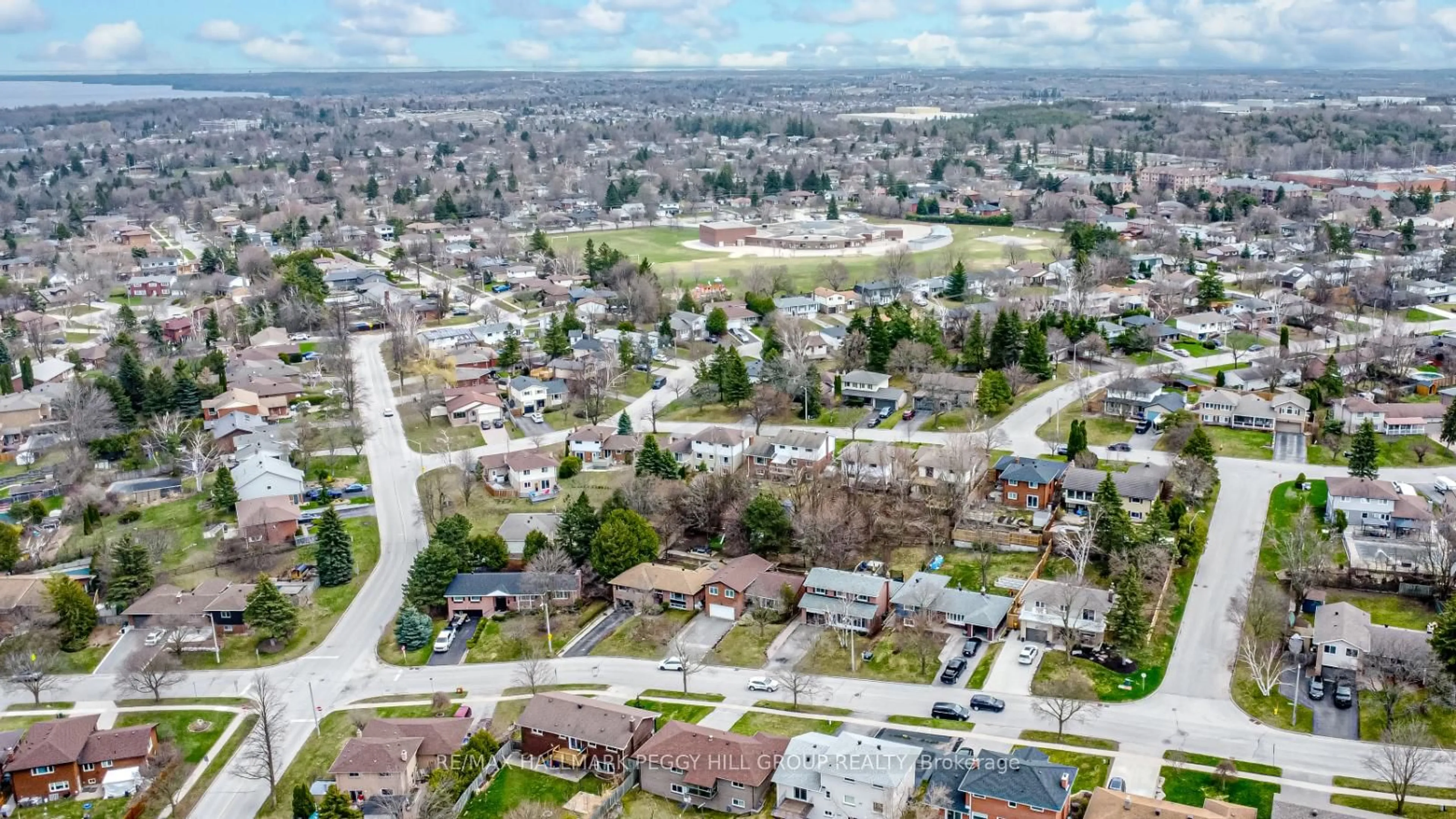 A pic from outside/outdoor area/front of a property/back of a property/a pic from drone, street for 25 Marshall St, Barrie Ontario L4N 3S4