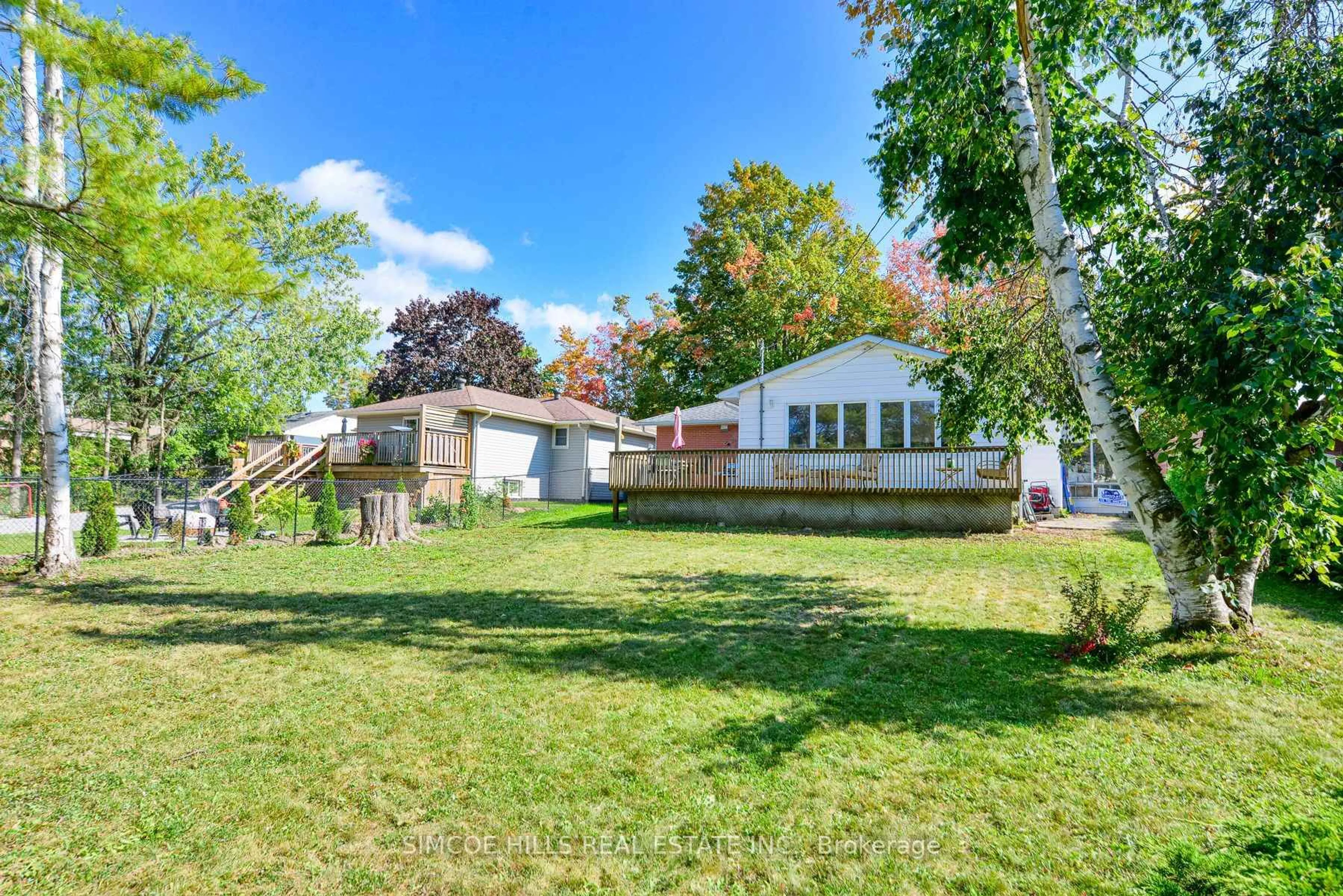 A pic from outside/outdoor area/front of a property/back of a property/a pic from drone, water/lake/river/ocean view for 106 NORTH St, Orillia Ontario L3V 3S8