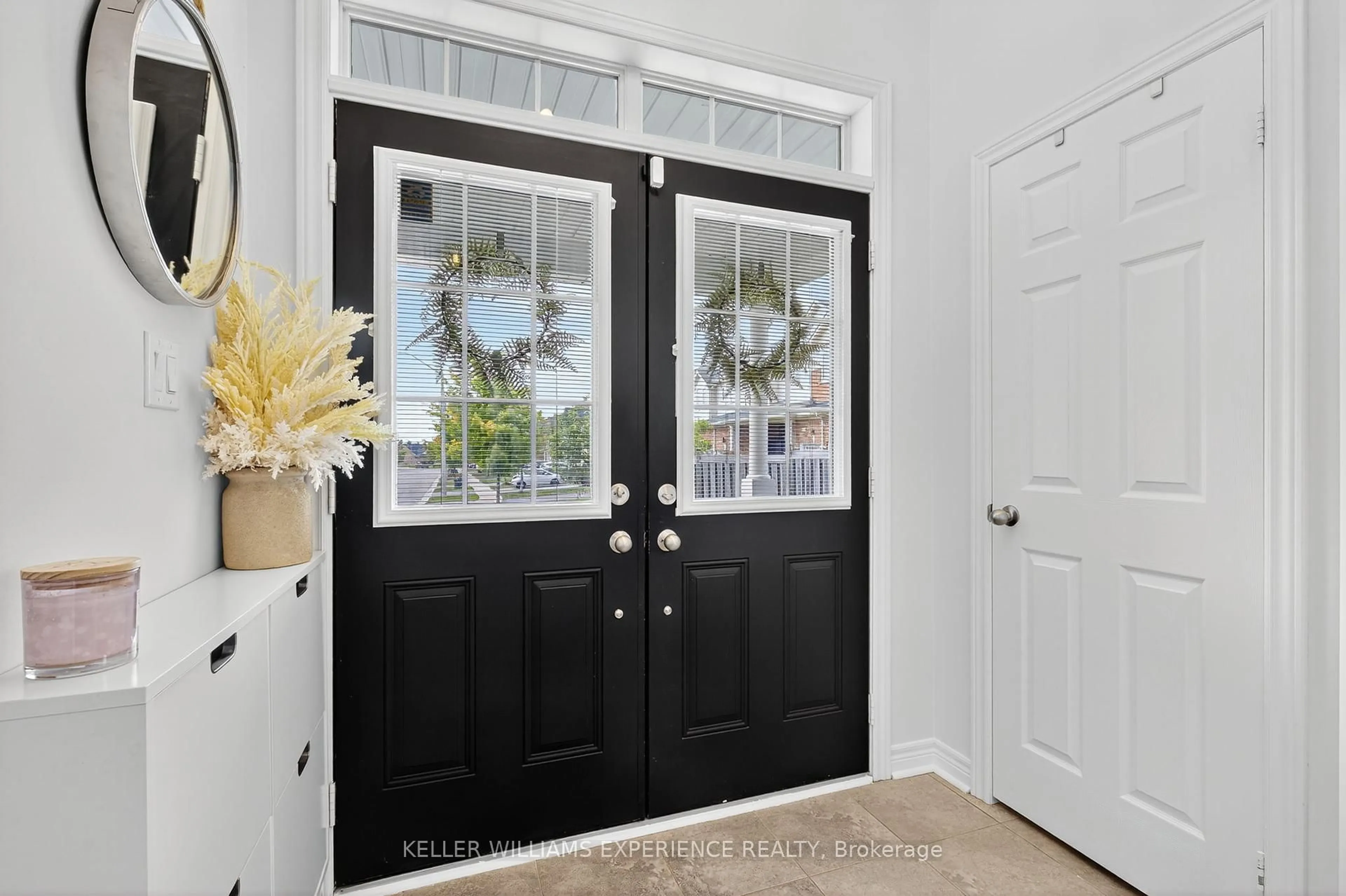 Indoor entryway for 70 Pearcey Cres, Barrie Ontario L4N 6R7