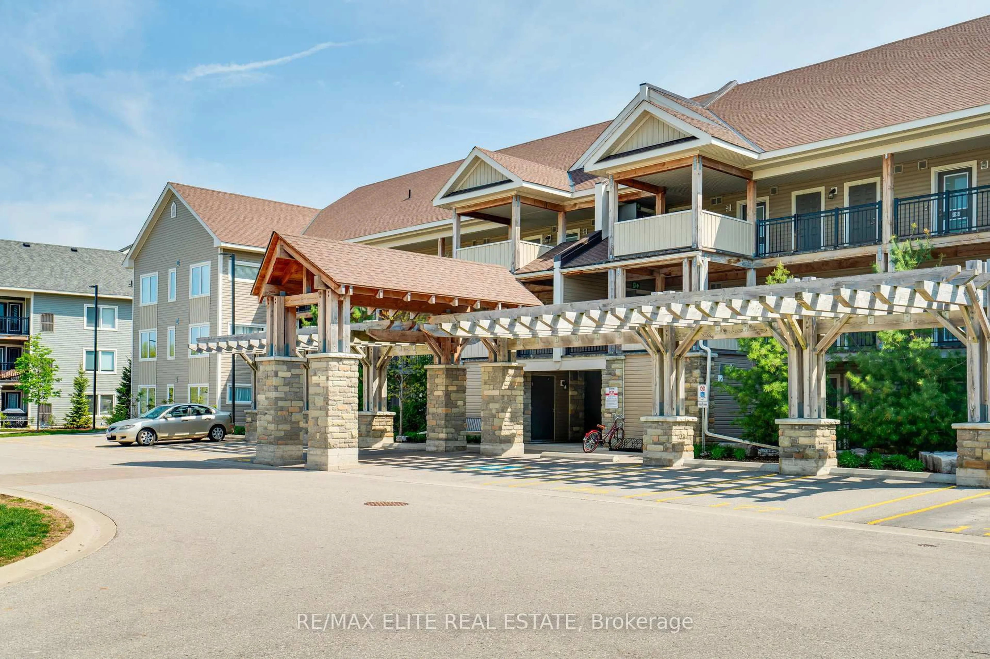 Indoor foyer for 5 Anchorage Cres #303, Collingwood Ontario L9Y 0Y6