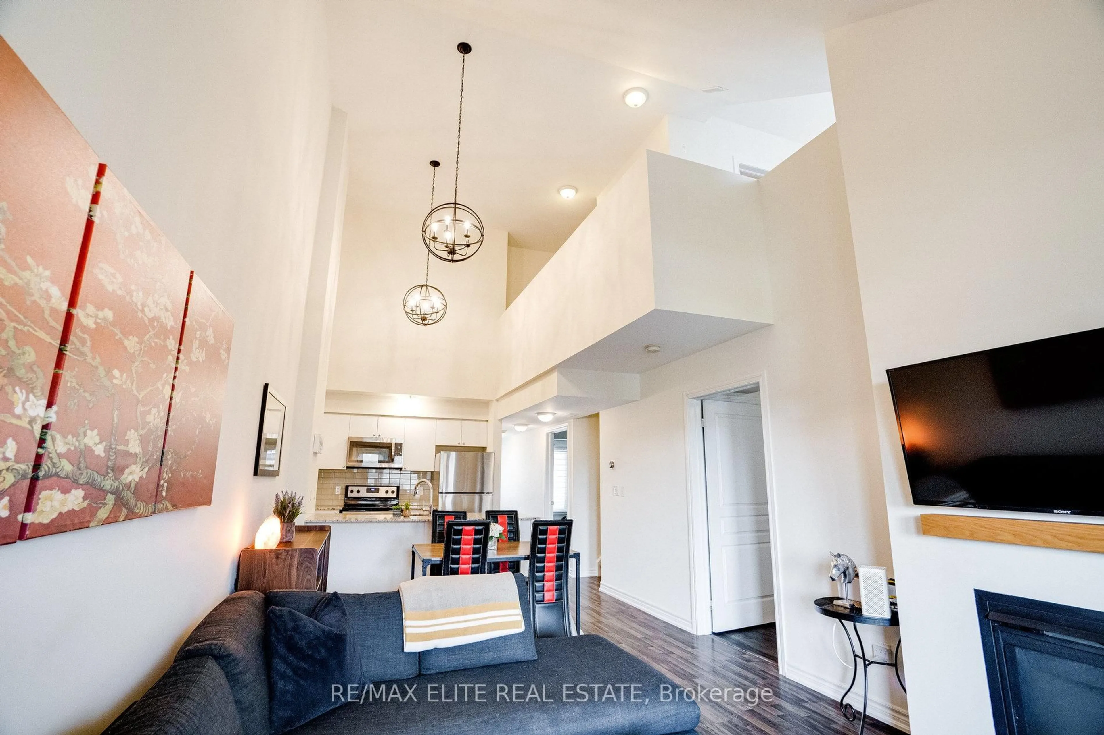 Indoor foyer for 5 Anchorage Cres #303, Collingwood Ontario L9Y 0Y6