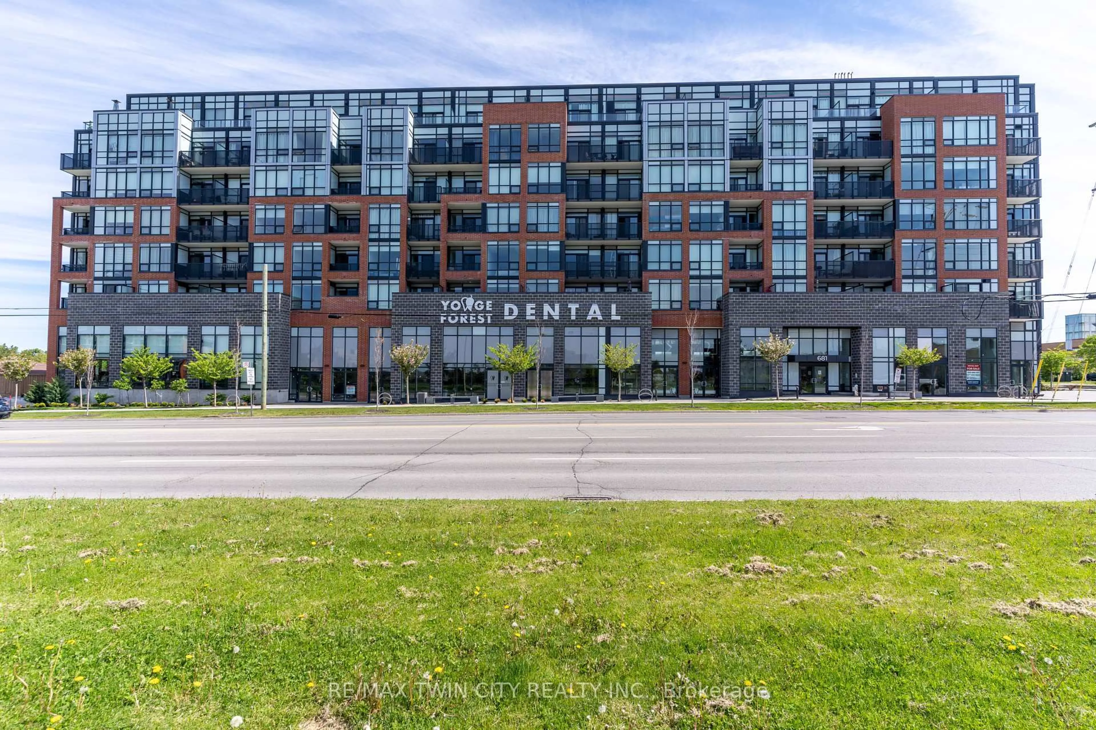 Patio, building for 681 Yonge St #409, Barrie Ontario L4N 4E8
