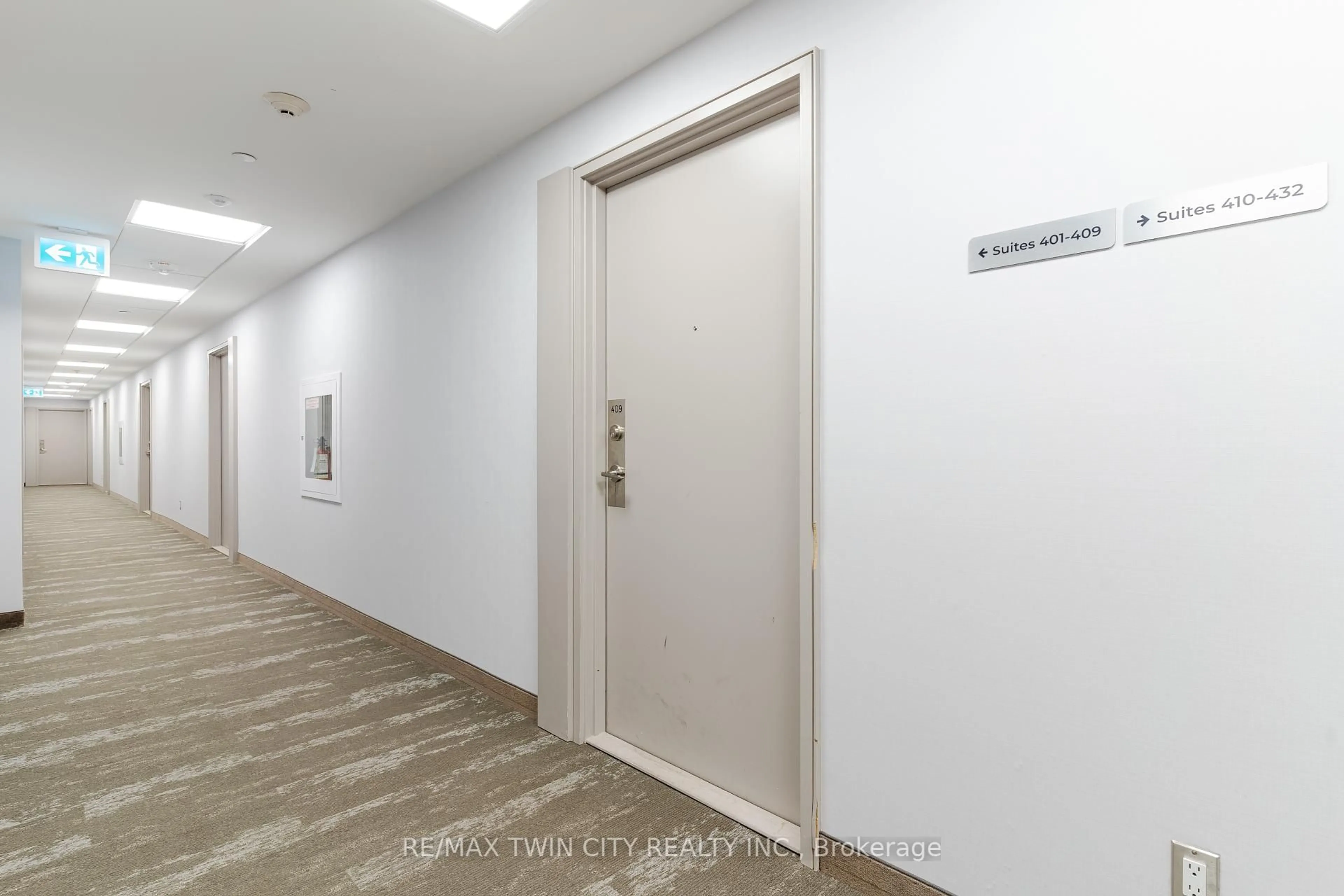 Indoor foyer for 681 Yonge St #409, Barrie Ontario L4N 4E8