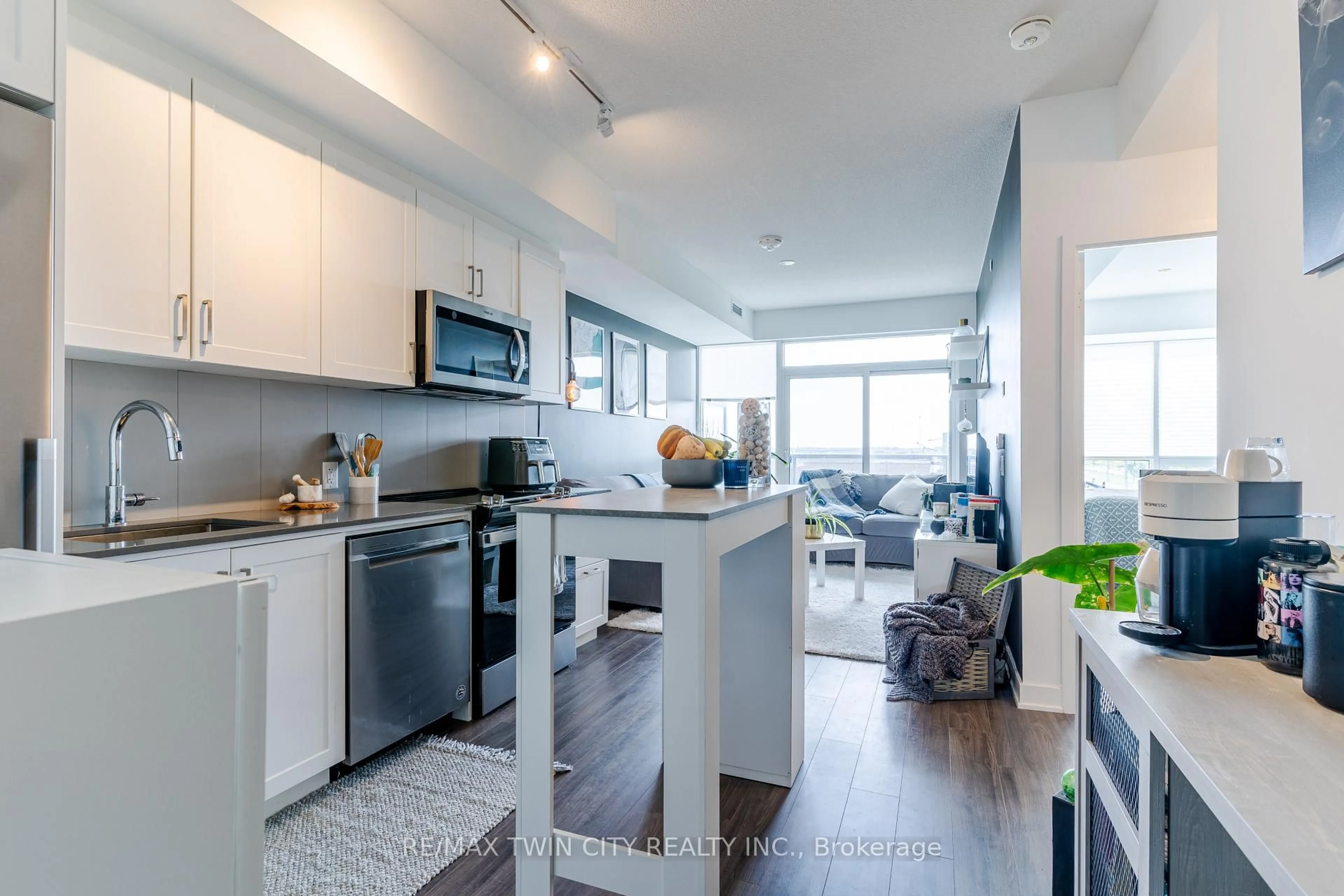 Open concept kitchen, ceramic/tile floor for 681 Yonge St #409, Barrie Ontario L4N 4E8