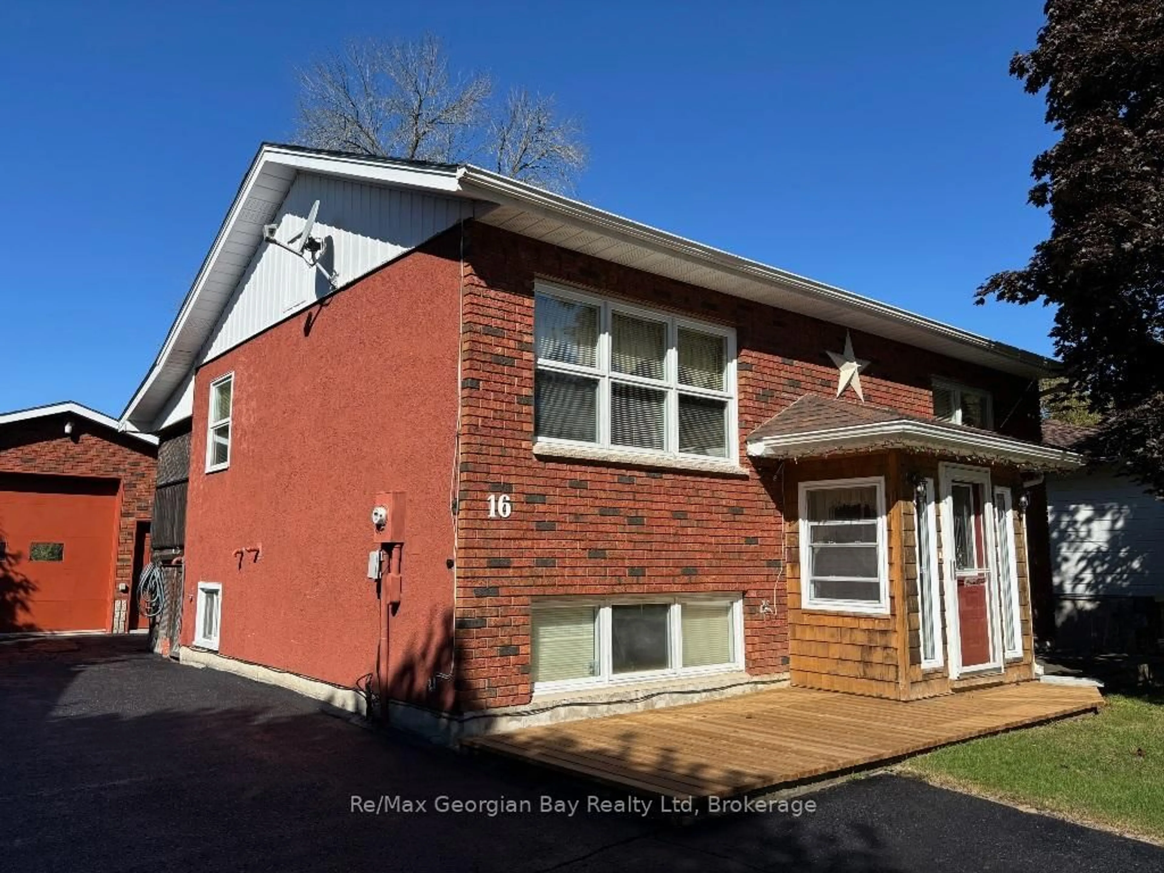 Home with brick exterior material, building for 16 COMMUNITY CENTRE Dr, Severn Ontario L0K 1E0
