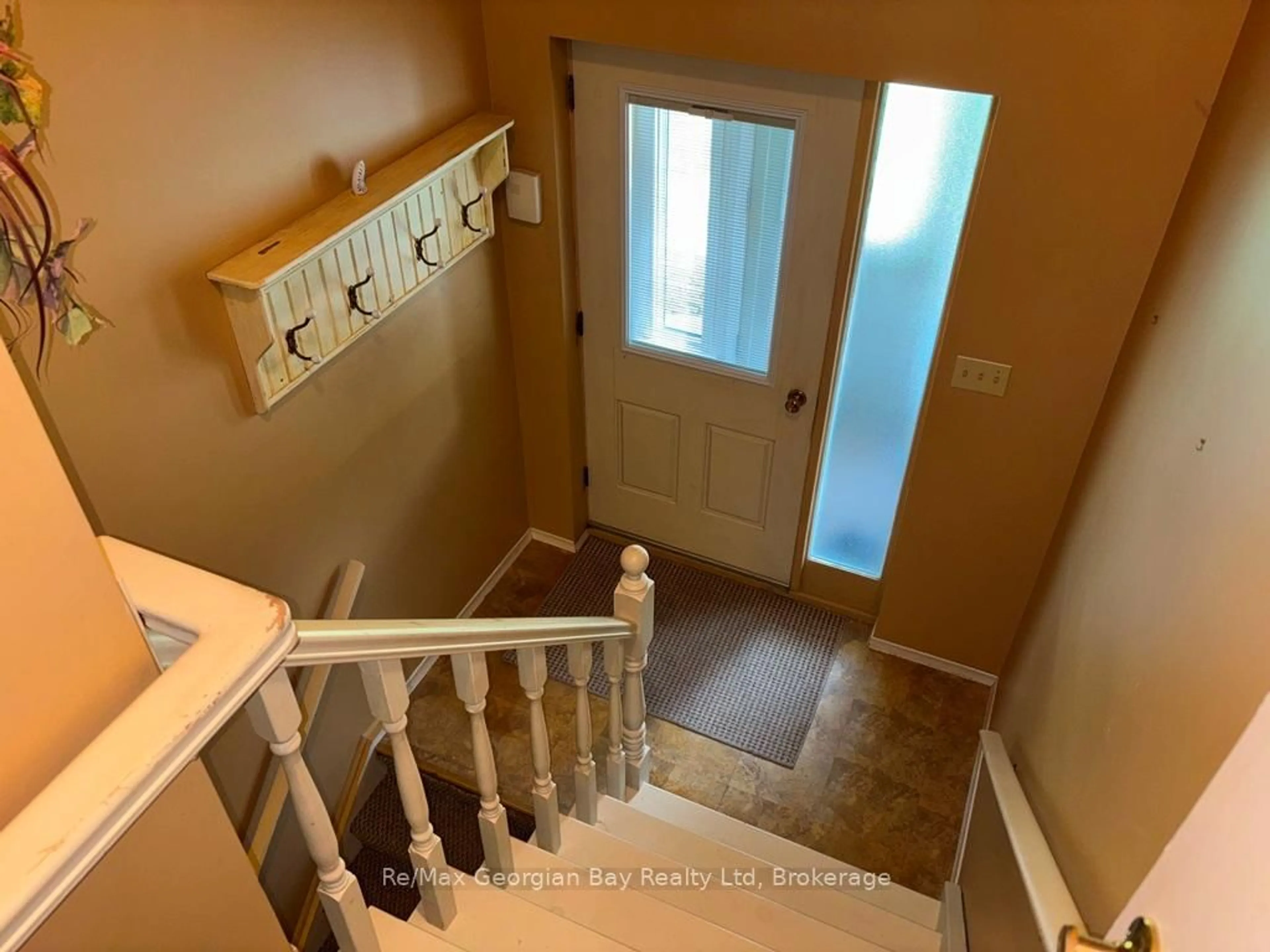 Indoor entryway for 16 COMMUNITY CENTRE Dr, Severn Ontario L0K 1E0