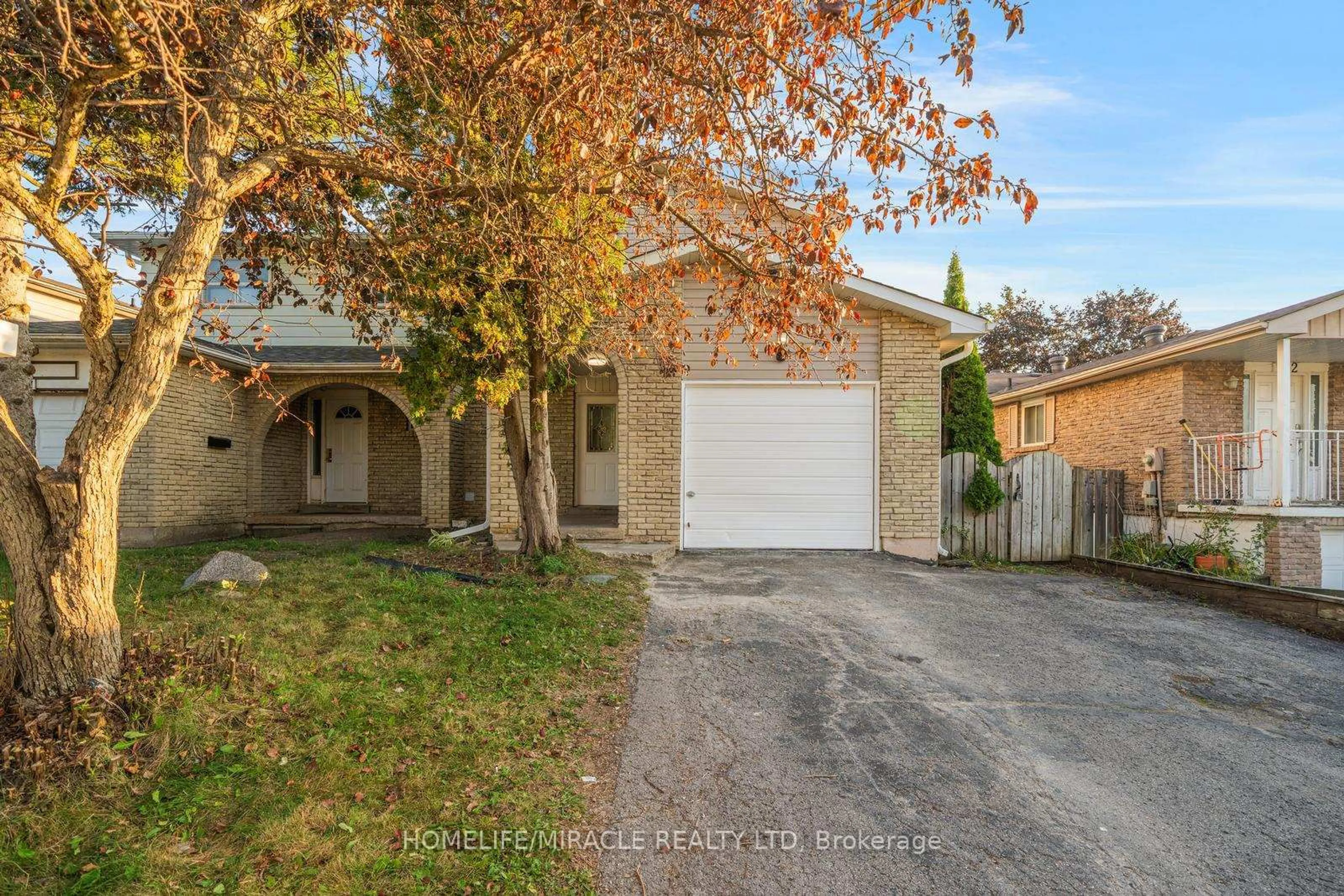A pic from outside/outdoor area/front of a property/back of a property/a pic from drone, street for 100 Kozlov St, Barrie Ontario L4N 4P9
