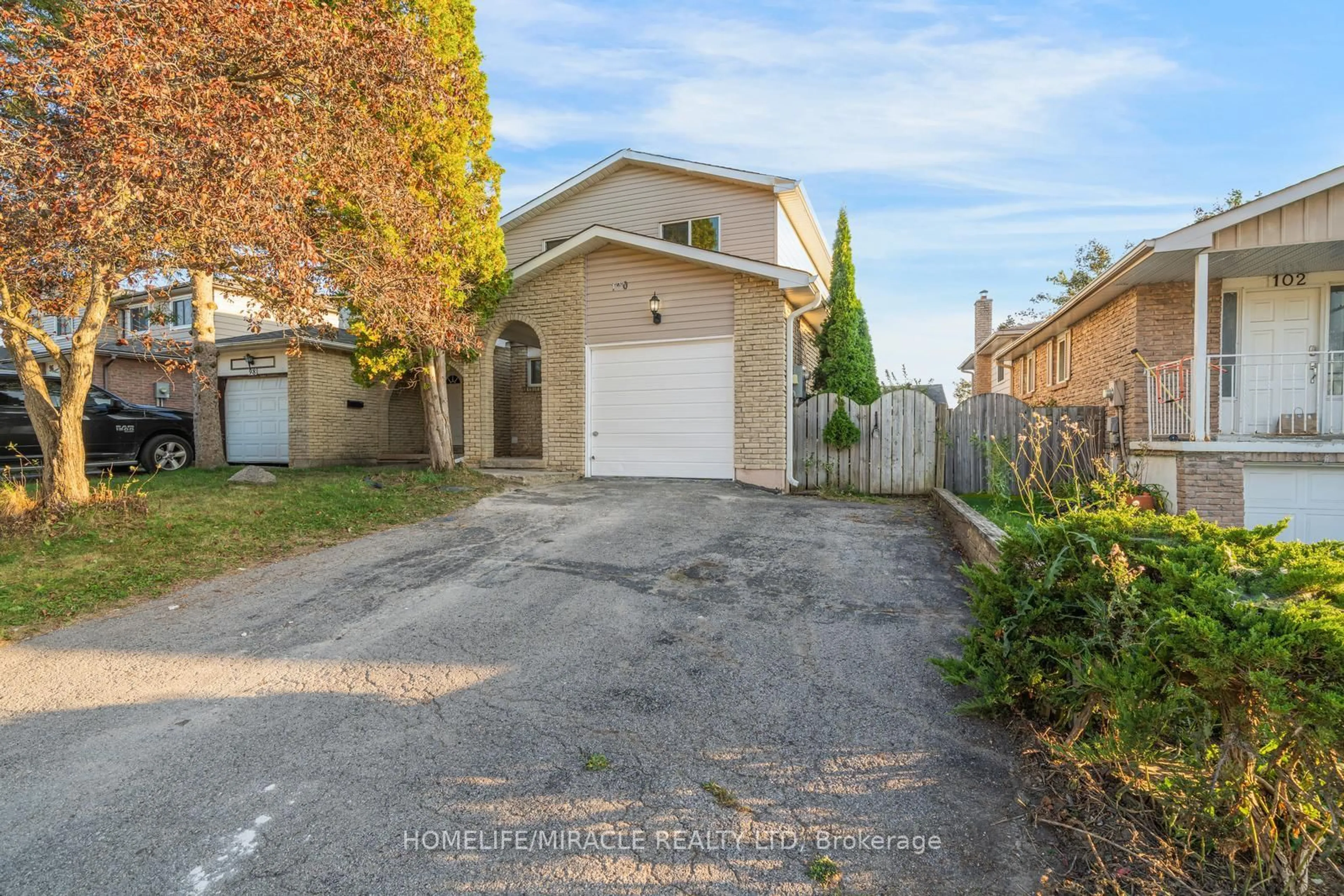 A pic from outside/outdoor area/front of a property/back of a property/a pic from drone, street for 100 Kozlov St, Barrie Ontario L4N 4P9