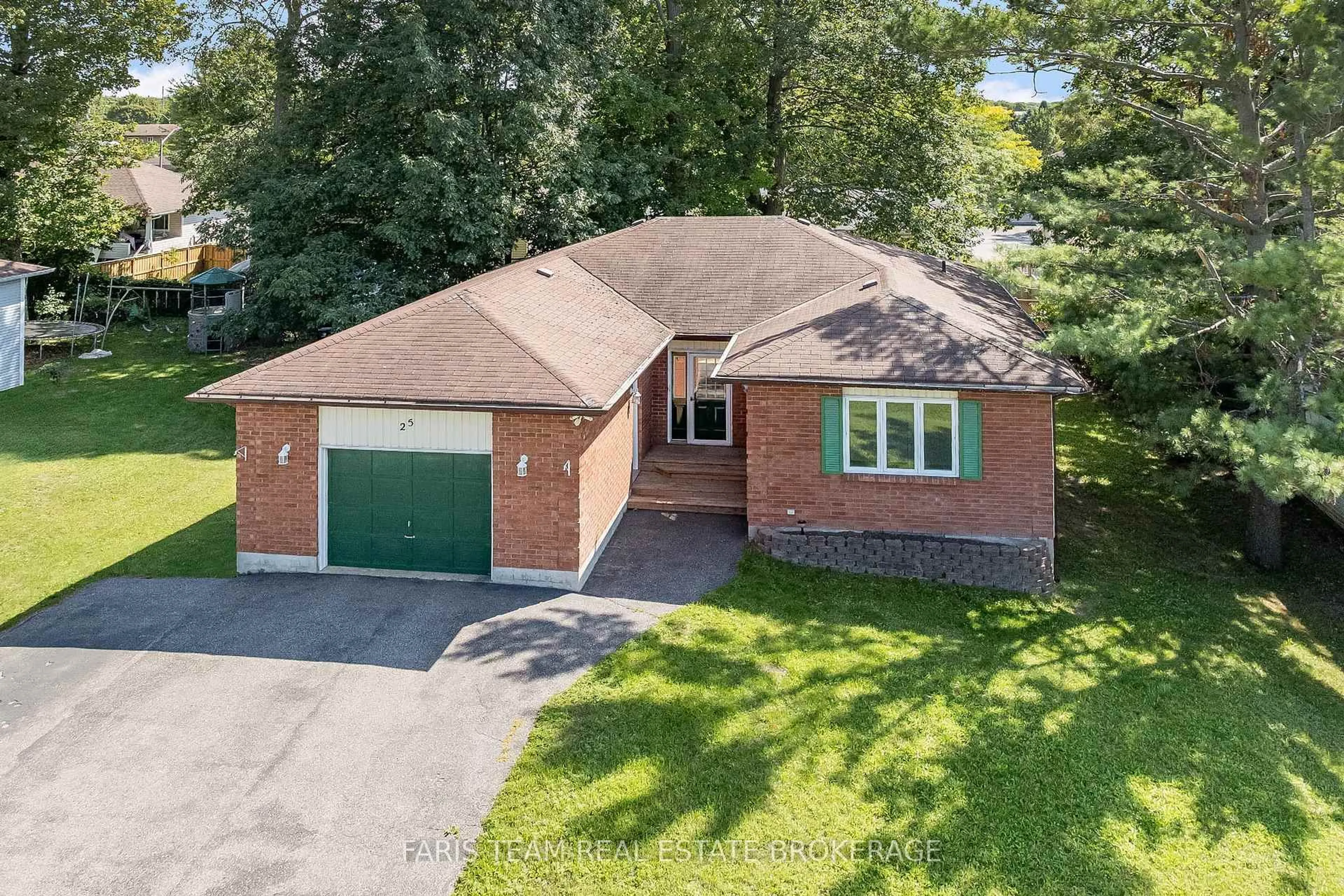 A pic from outside/outdoor area/front of a property/back of a property/a pic from drone, street for 25 Bridle Rd, Penetanguishene Ontario L9M 1J5