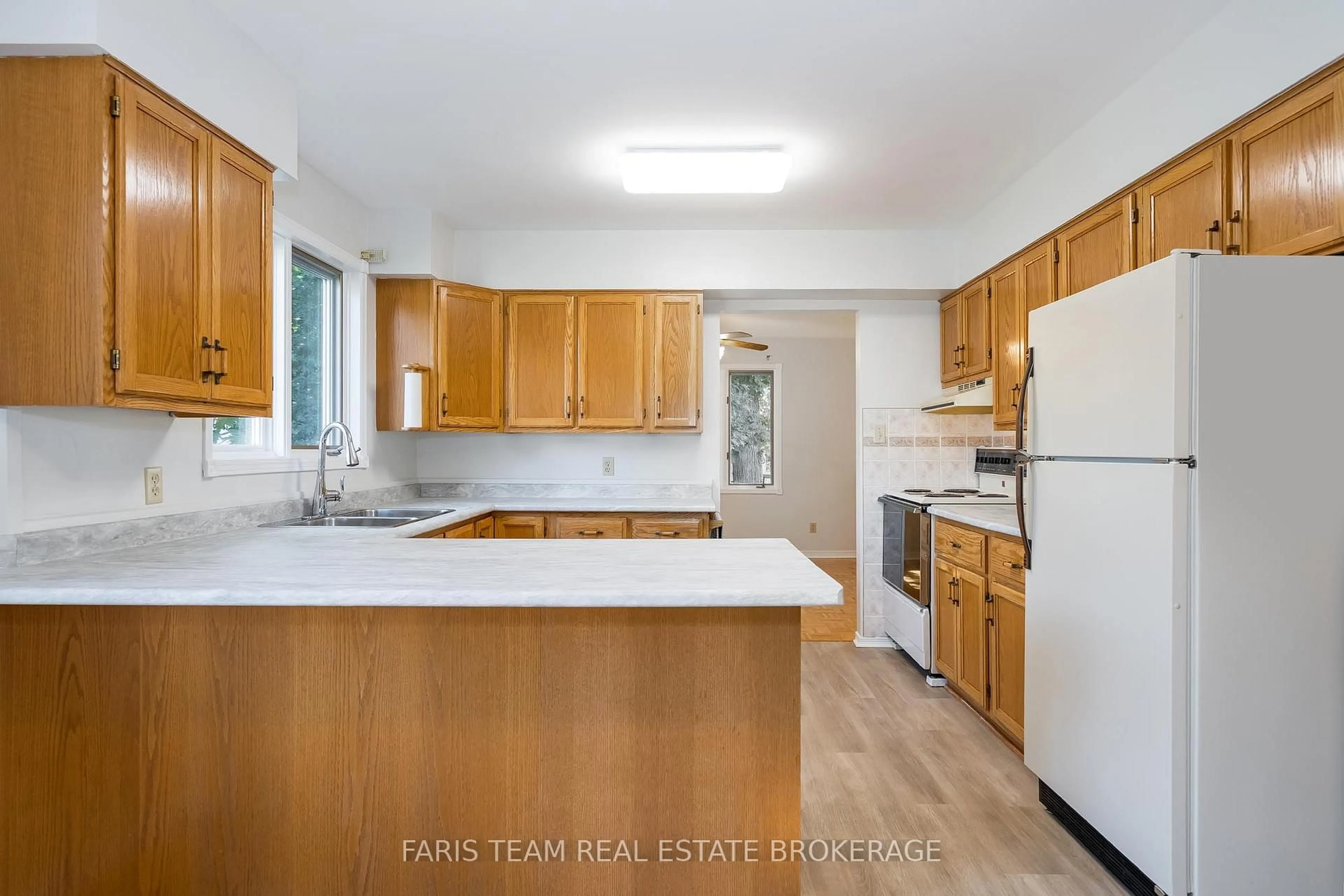 Standard kitchen, unknown for 25 Bridle Rd, Penetanguishene Ontario L9M 1J5