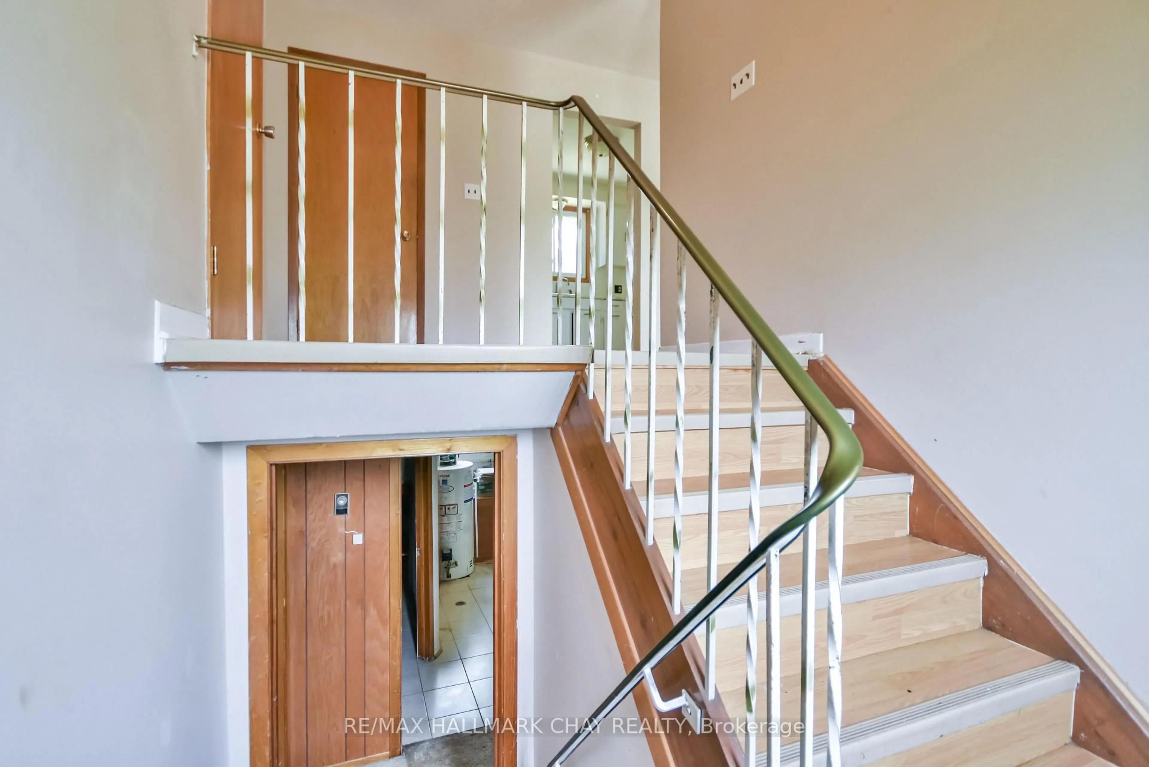 Stairs for 266 Grove St, Barrie Ontario L4M 2R3
