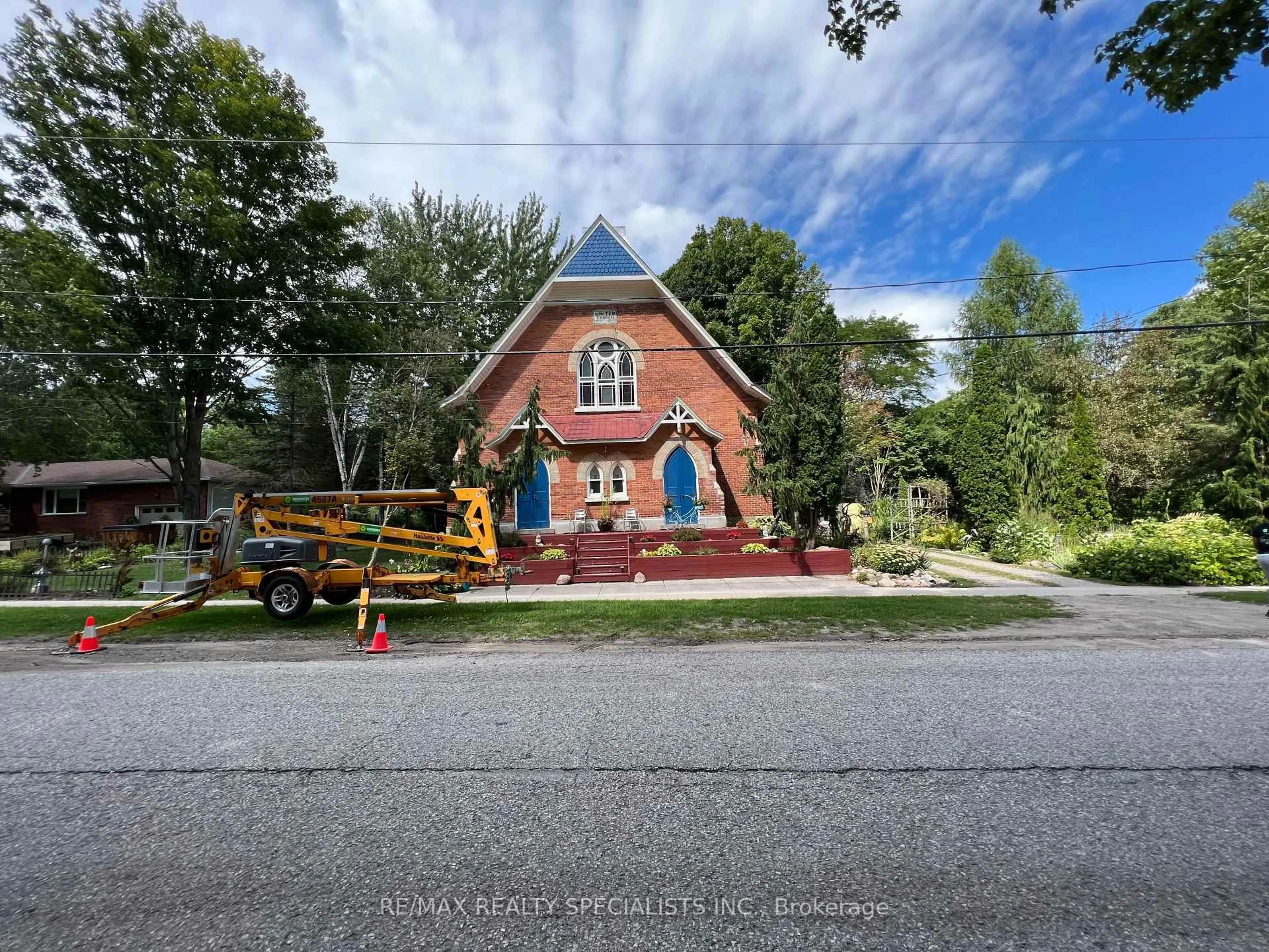 A pic from outside/outdoor area/front of a property/back of a property/a pic from drone, street for 10 Mill St, Springwater Ontario L0L 1V0