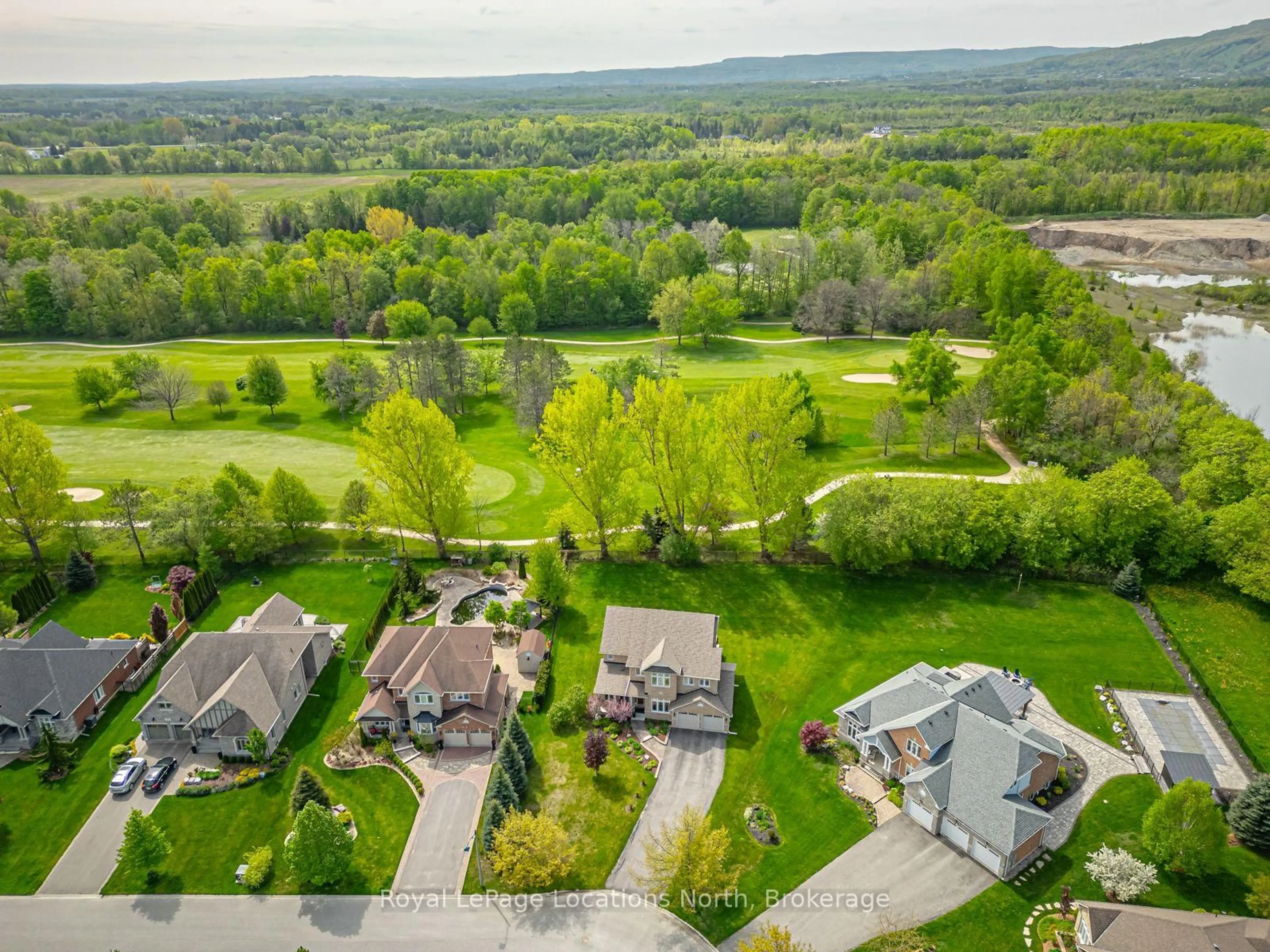 A pic from outside/outdoor area/front of a property/back of a property/a pic from drone, unknown for 59 Kells Cres, Collingwood Ontario L9Y 0A9