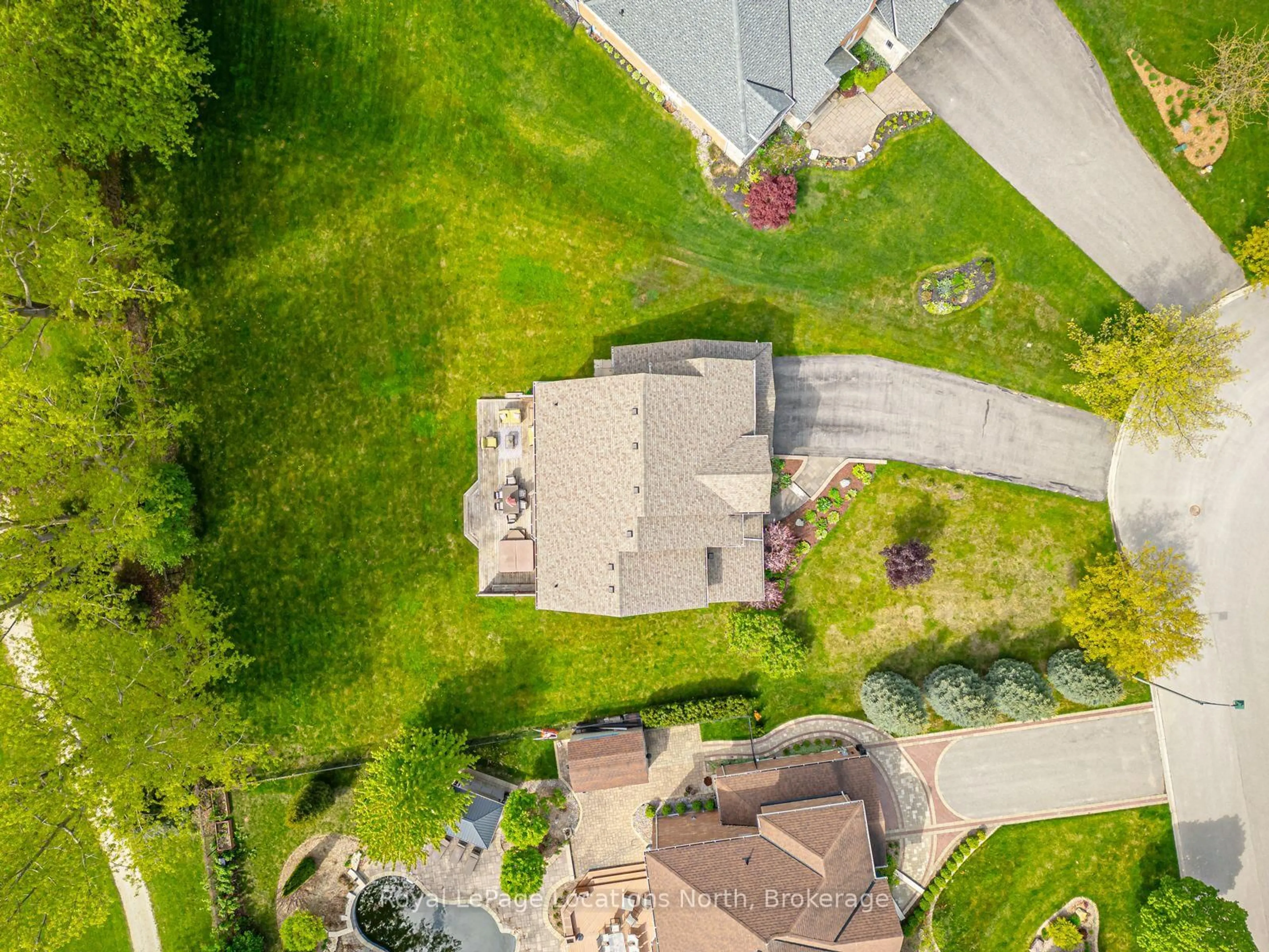 A pic from outside/outdoor area/front of a property/back of a property/a pic from drone, street for 59 Kells Cres, Collingwood Ontario L9Y 0A9