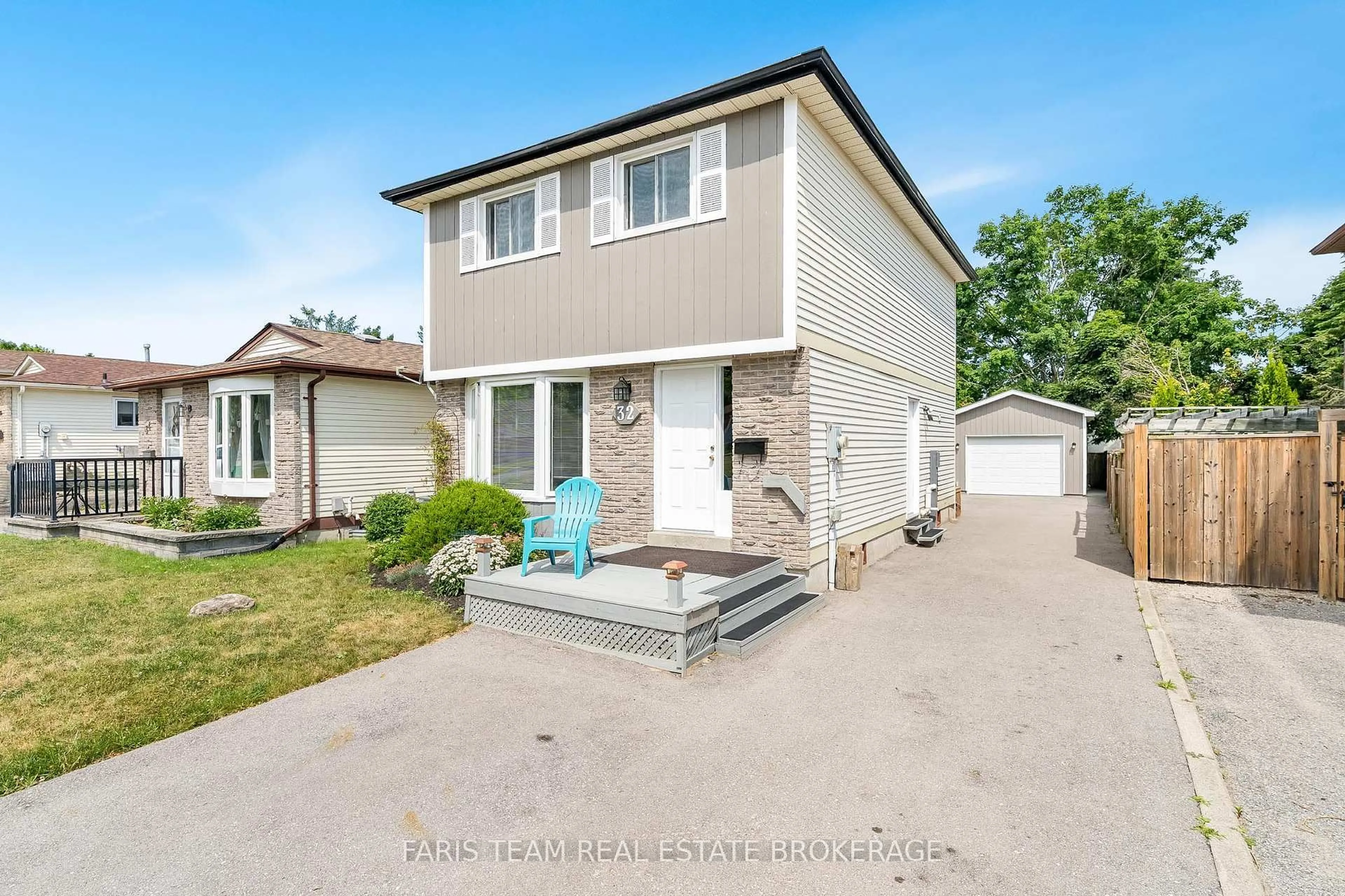 A pic from outside/outdoor area/front of a property/back of a property/a pic from drone, street for 32 Janice Dr, Barrie Ontario L4N 5N4