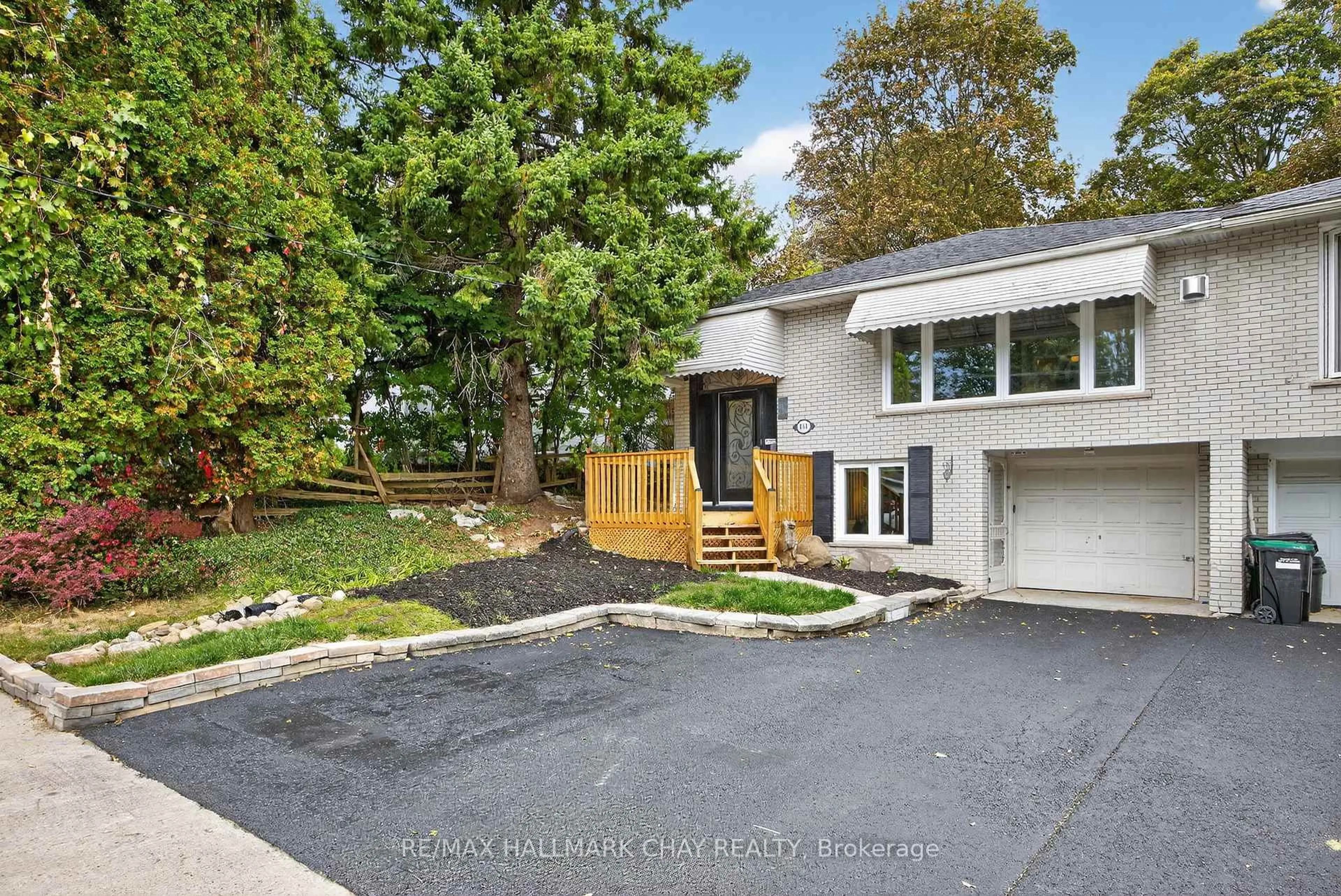 A pic from outside/outdoor area/front of a property/back of a property/a pic from drone, street for 151 Berczy St, Barrie Ontario L4M 3R5