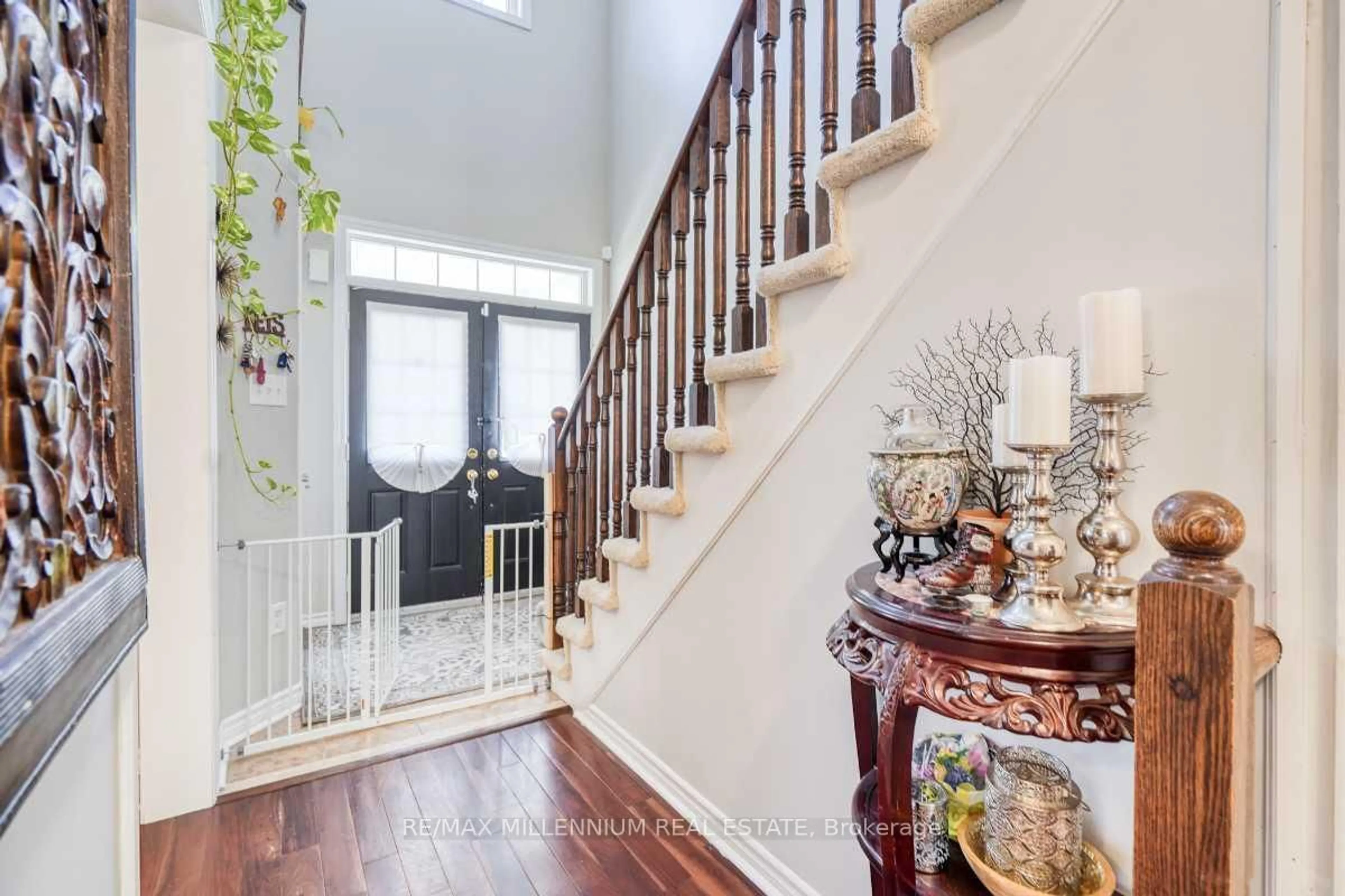 Indoor entryway for 52 The Queens Way, Barrie Ontario L4M 7J3