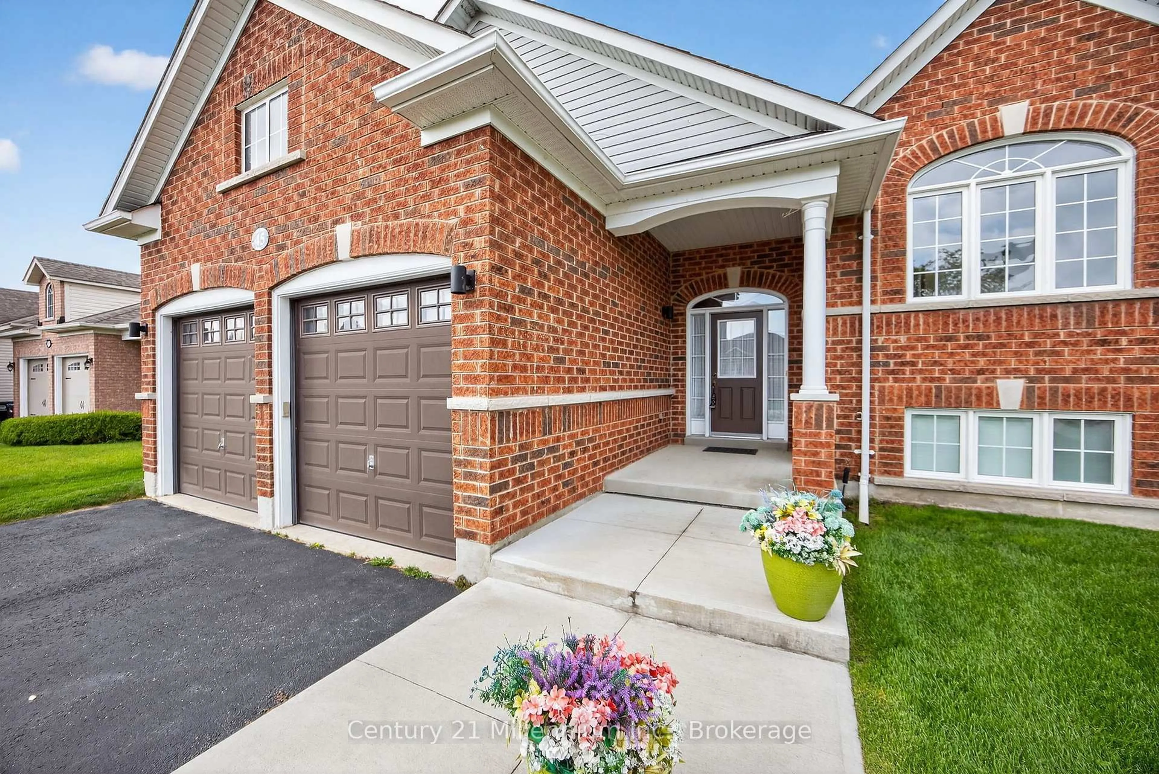 Home with brick exterior material, street for 45 Red Pine Cres, Wasaga Beach Ontario L9Z 3B2
