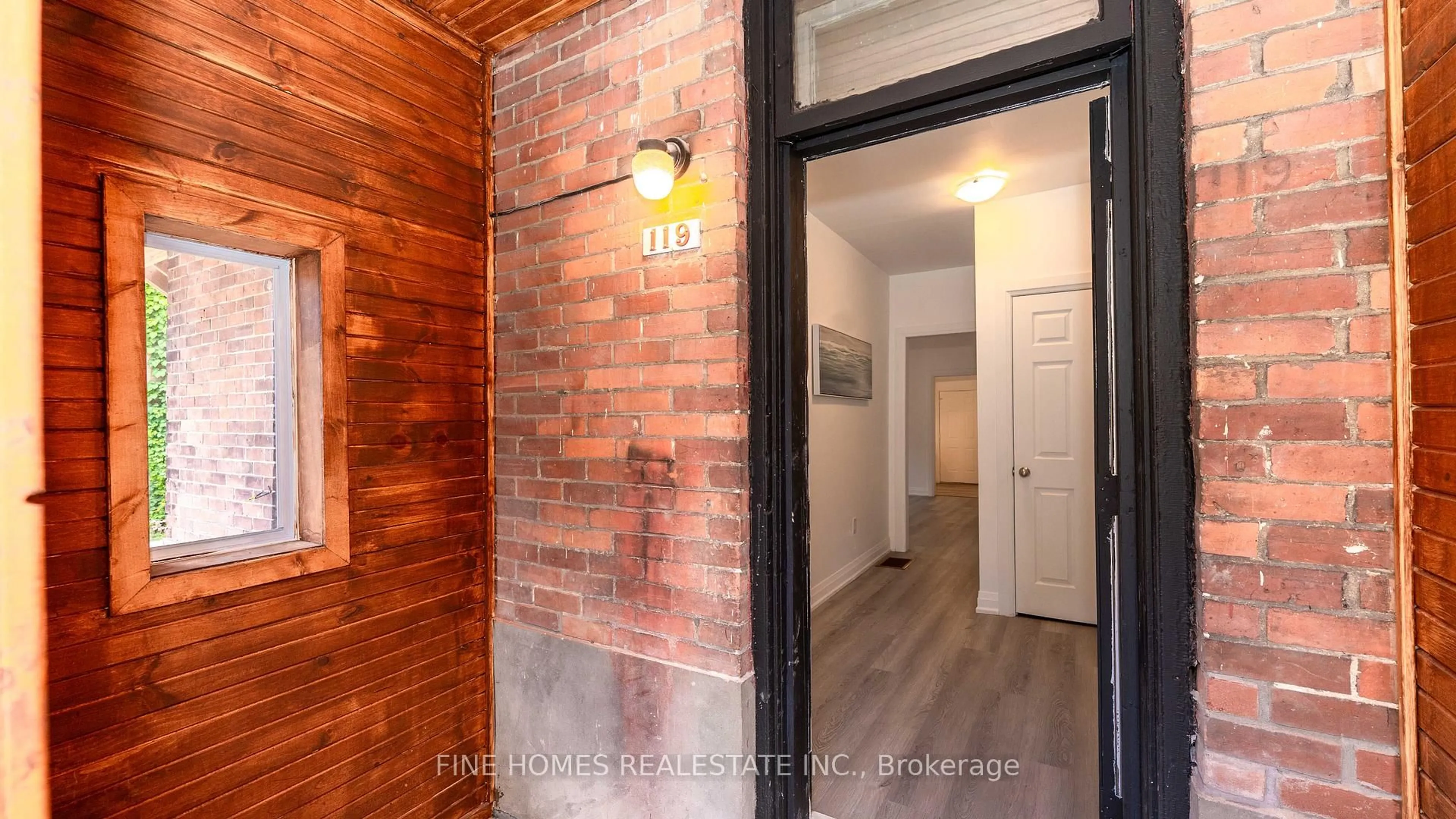 Indoor entryway for 119 Albert St, Orillia Ontario L3V 5L1