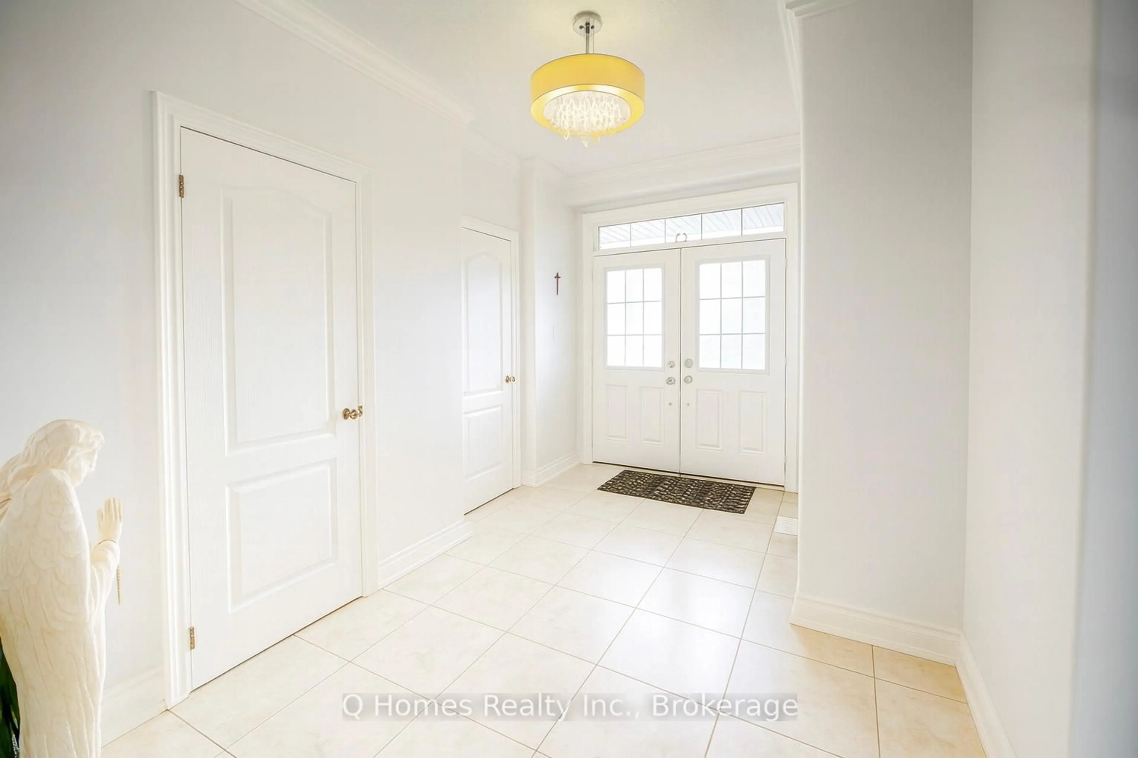 Indoor entryway for 33 Graihawk Dr, Barrie Ontario L4N 6G7