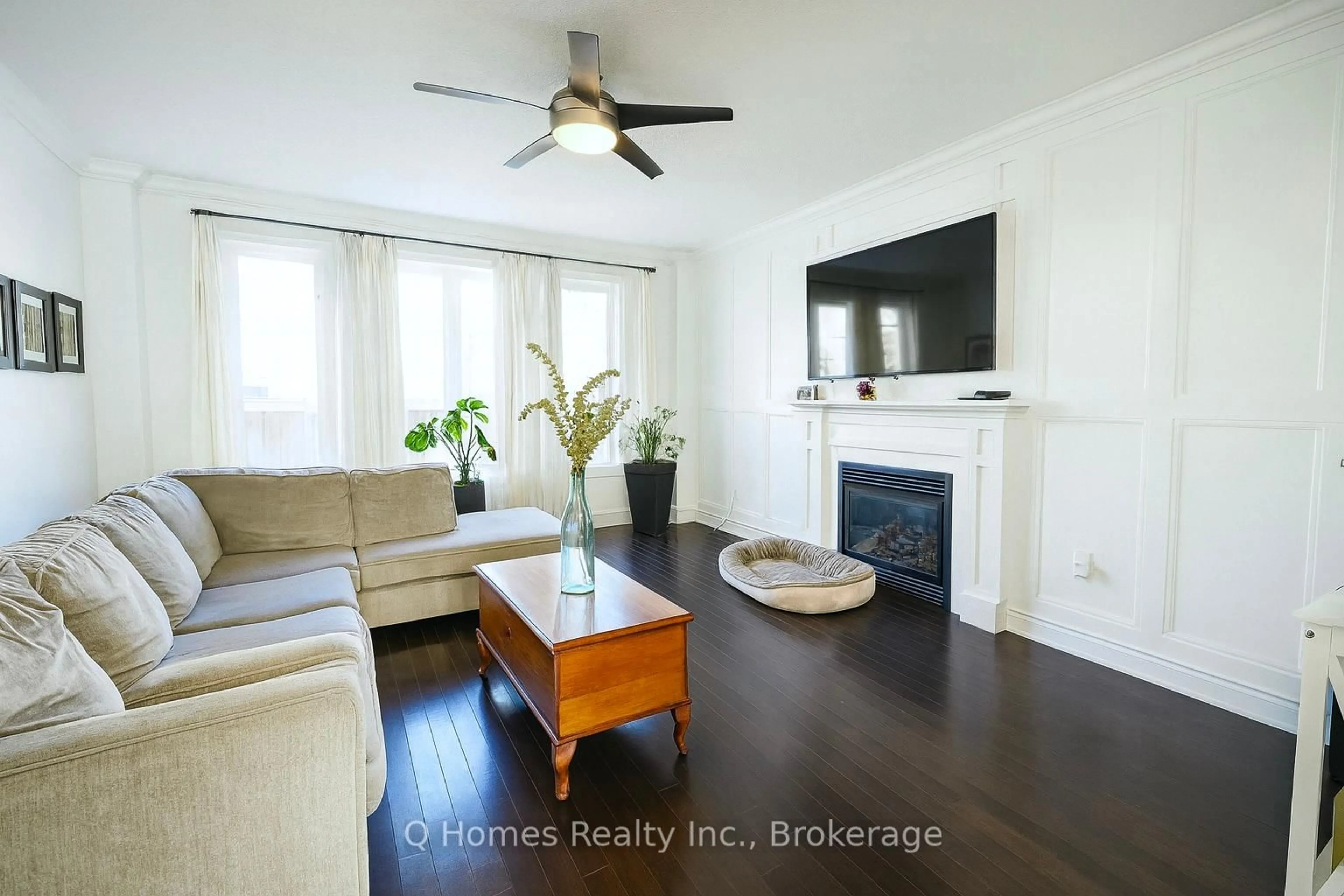 Living room with furniture, wood/laminate floor for 33 Graihawk Dr, Barrie Ontario L4N 6G7
