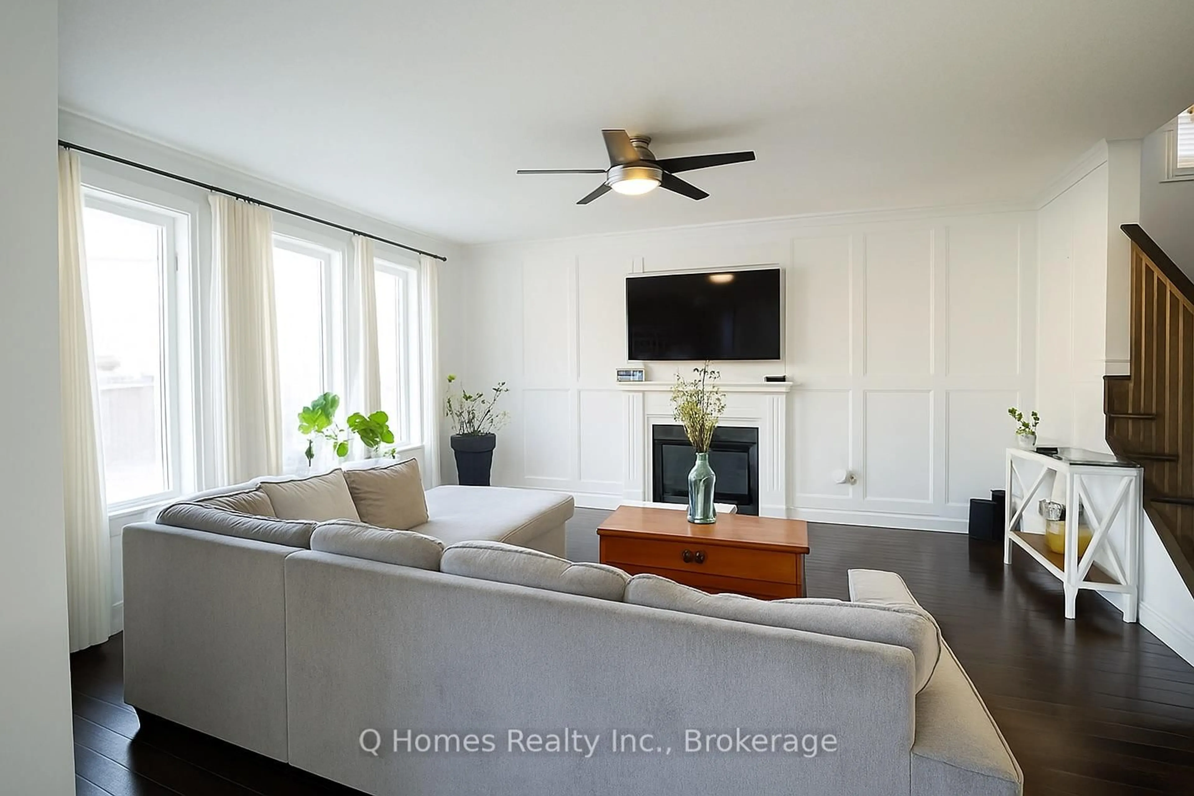 Living room with furniture, unknown for 33 Graihawk Dr, Barrie Ontario L4N 6G7