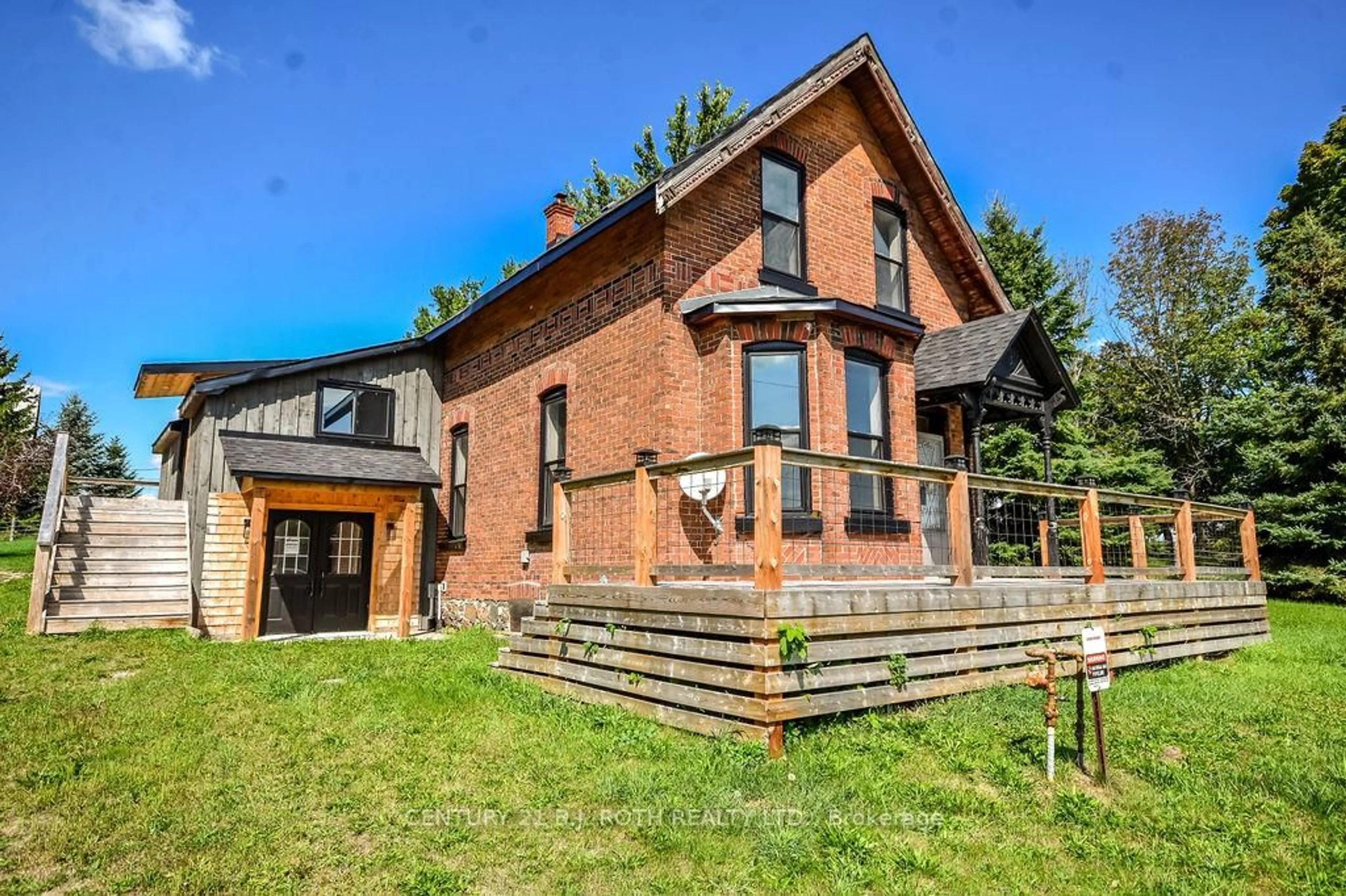 Home with brick exterior material, building for 1998 Old Barrie Rd, Oro-Medonte Ontario L0L 1T0